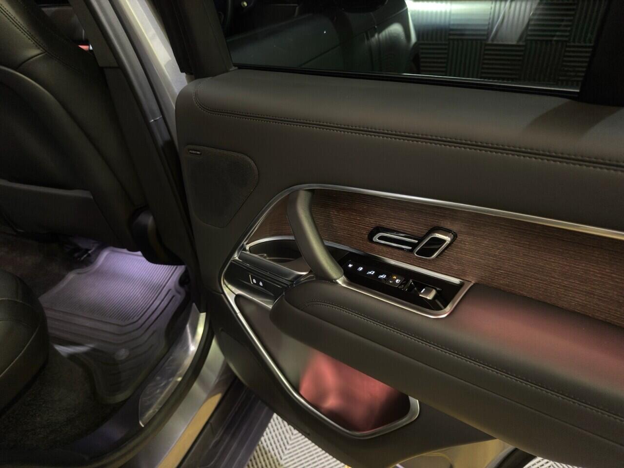 Land Rover Range Rover view 19