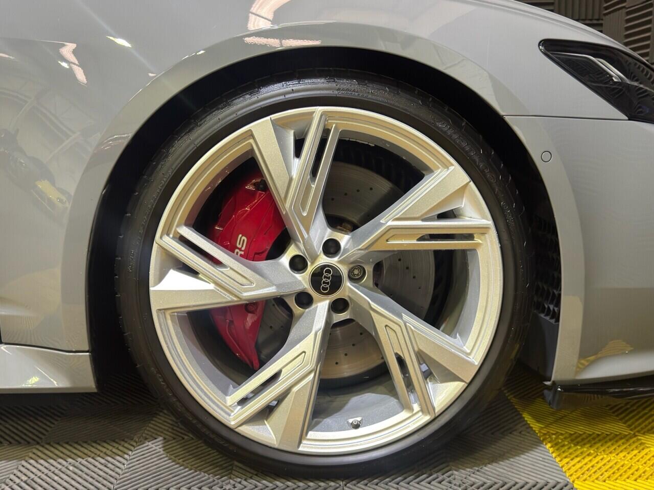 Audi RS6 Avant view 9