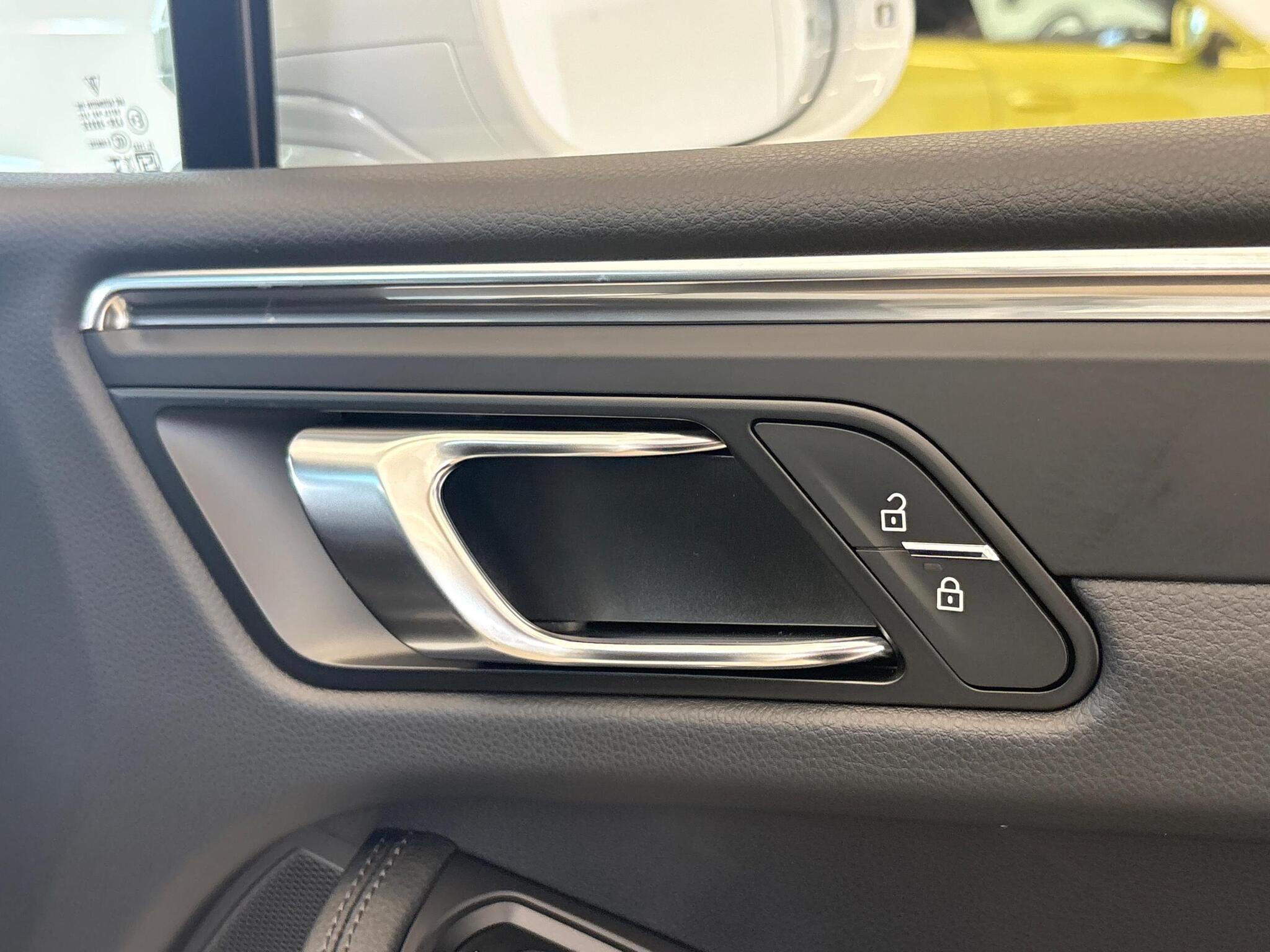Porsche Macan view 36