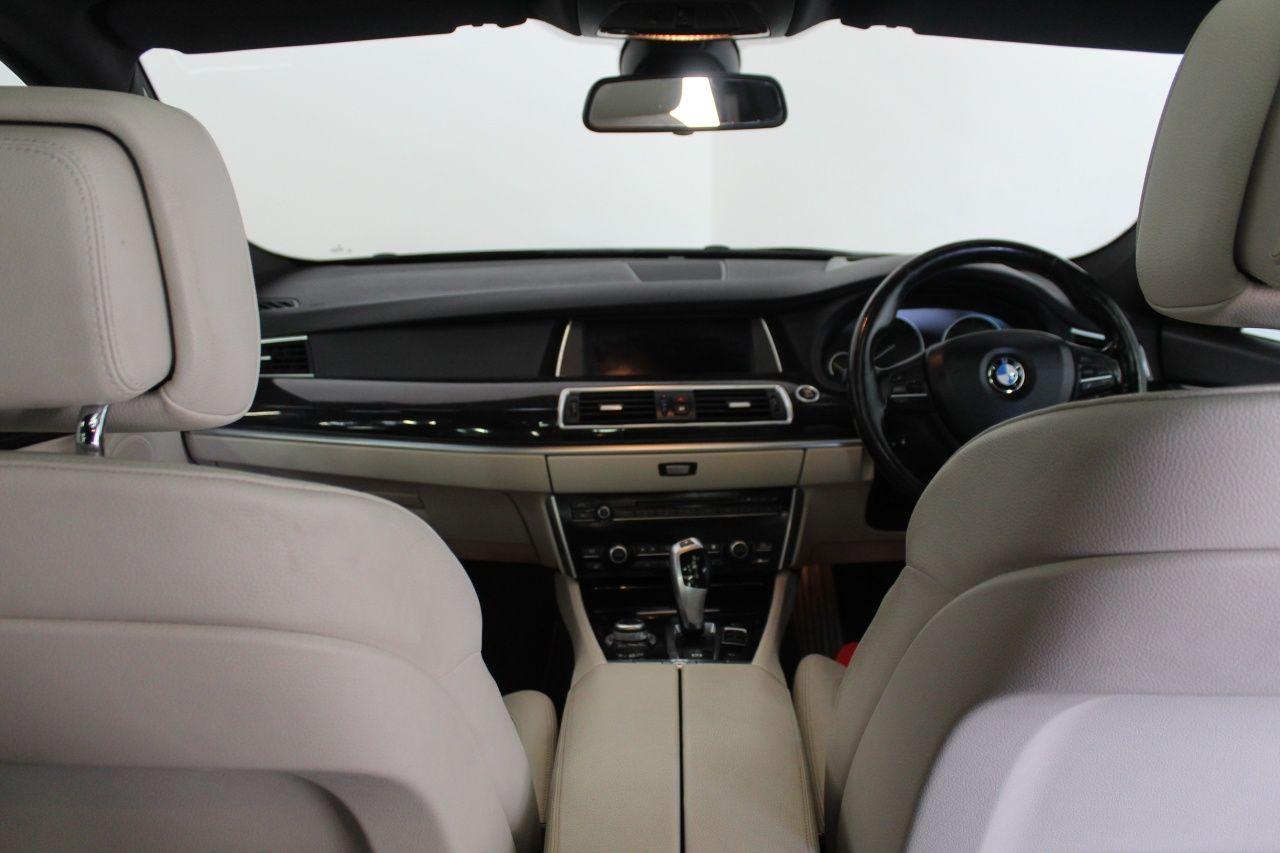 BMW 5 Series view 32