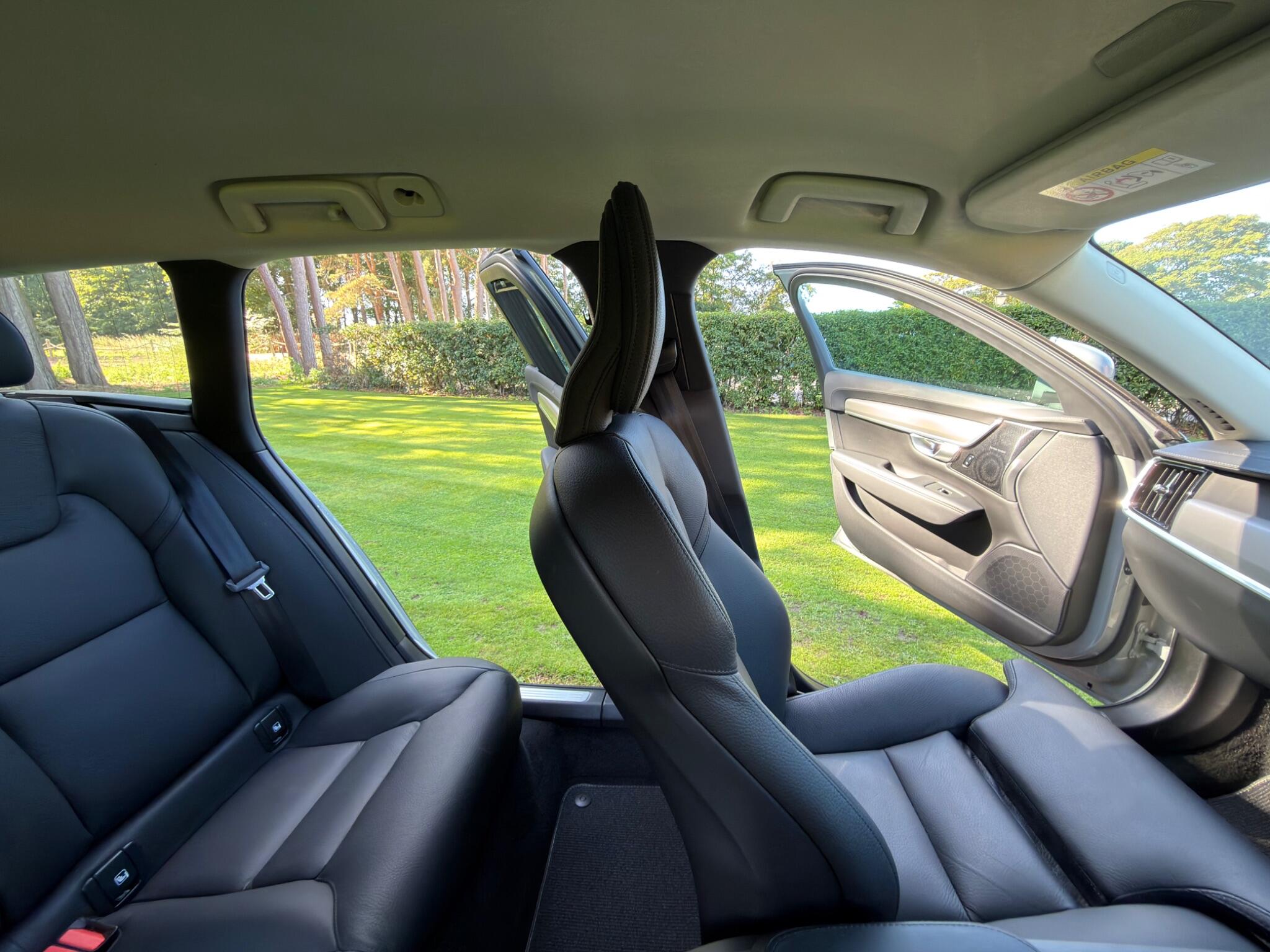 Volvo V90 Cross Country view 35