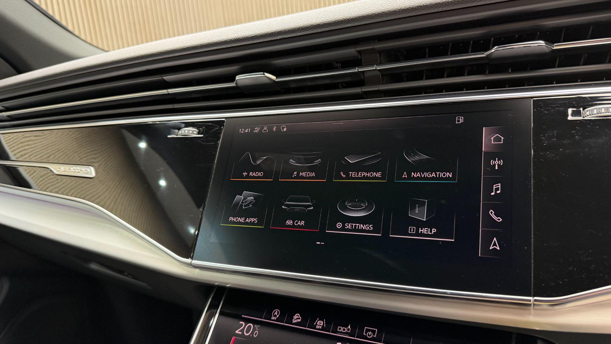 Audi Q8 view 24