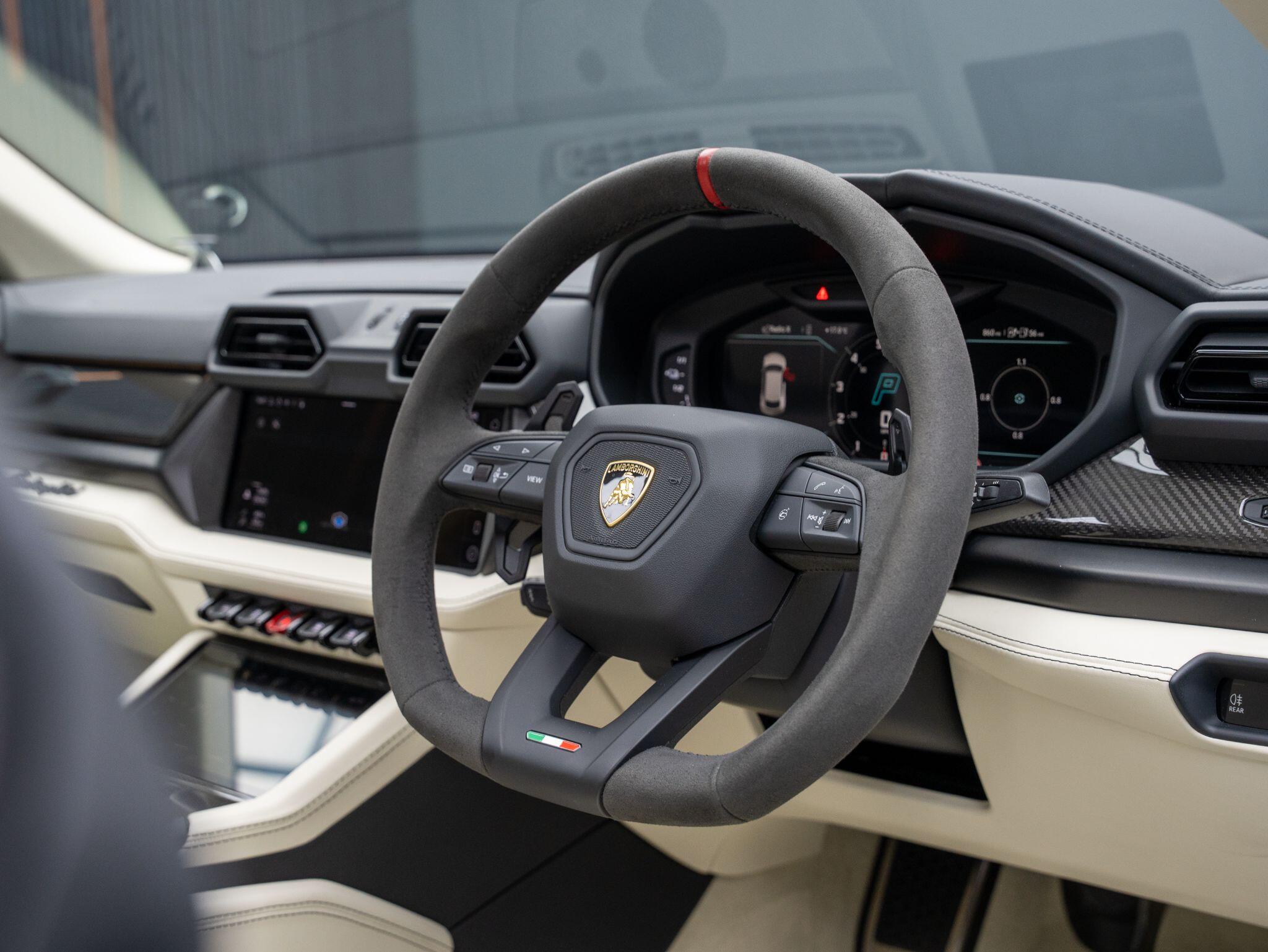 Lamborghini Urus view 42
