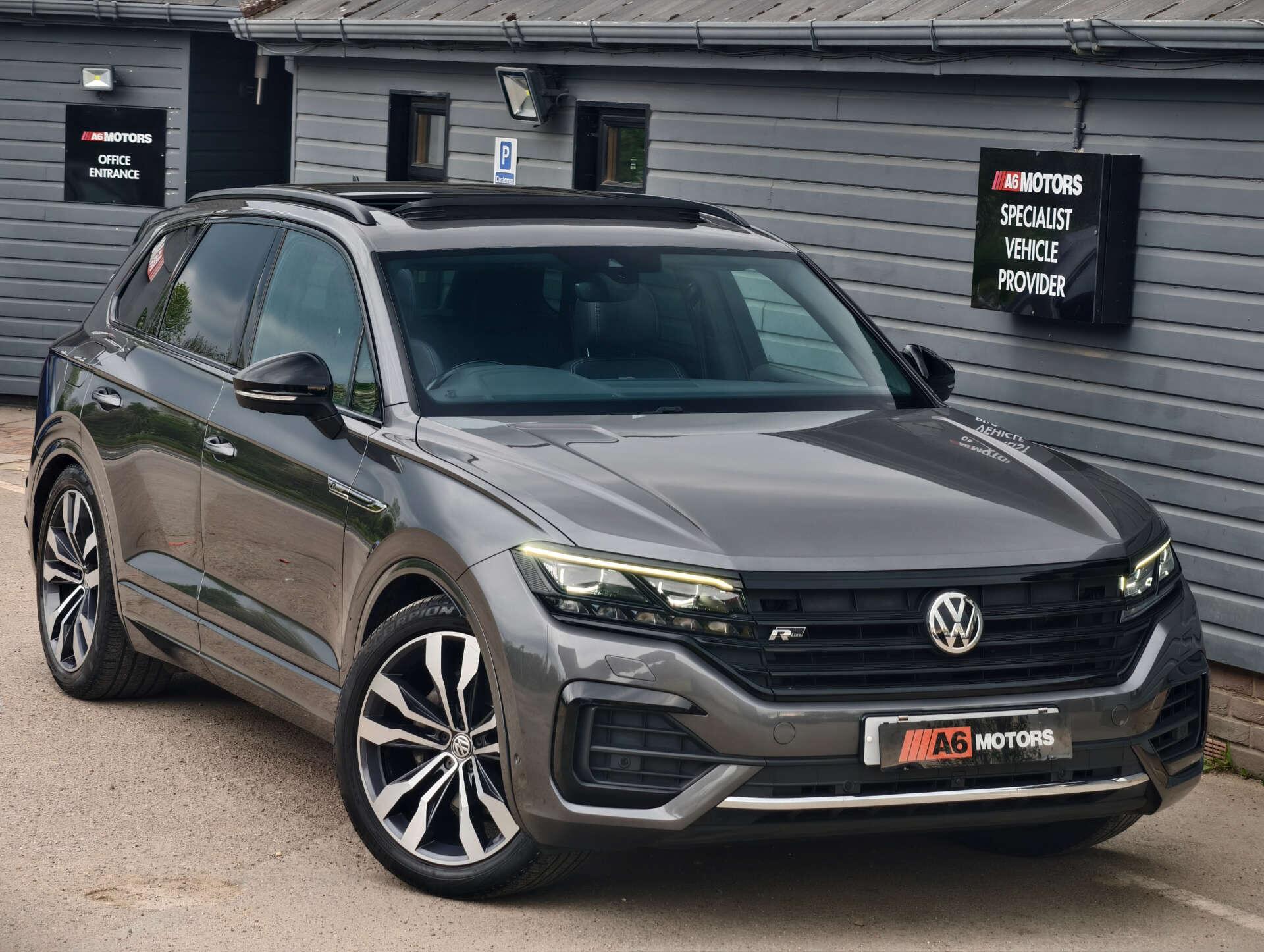 Volkswagen Touareg view 3