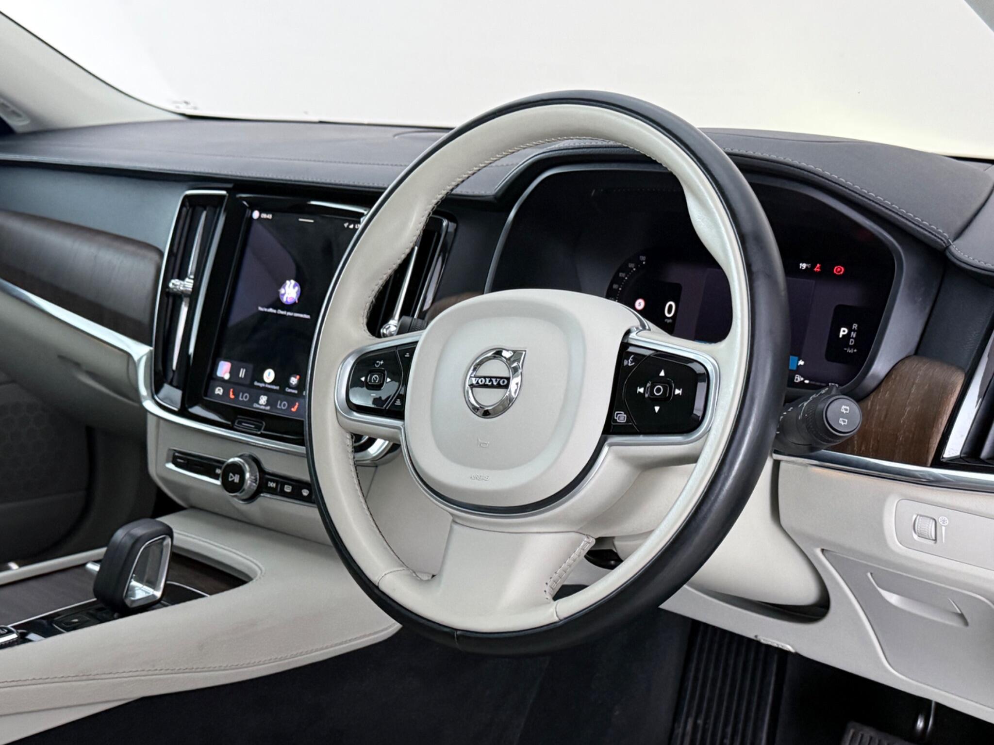 Volvo V90 Cross Country view 3