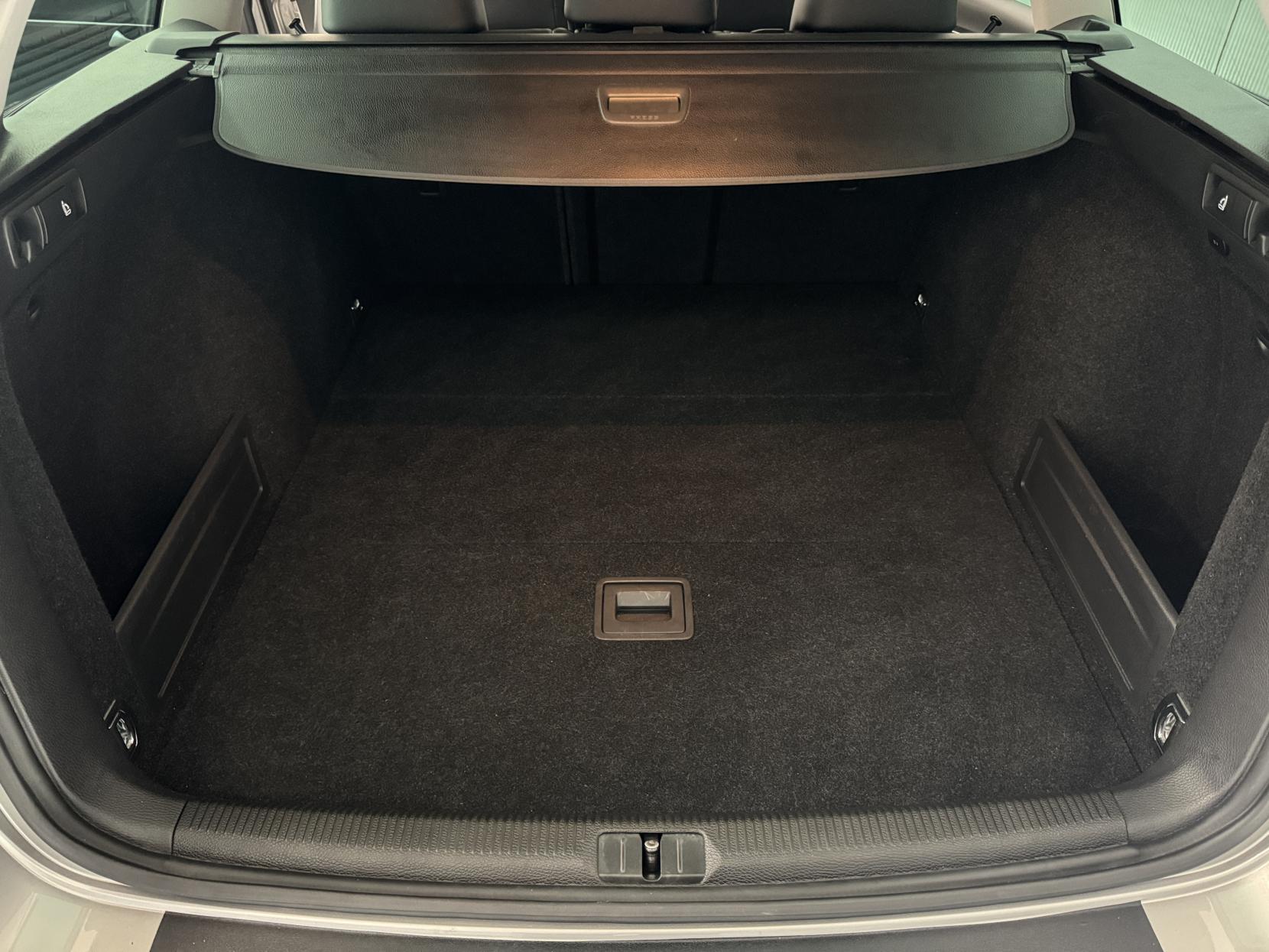 Volkswagen Passat view 82