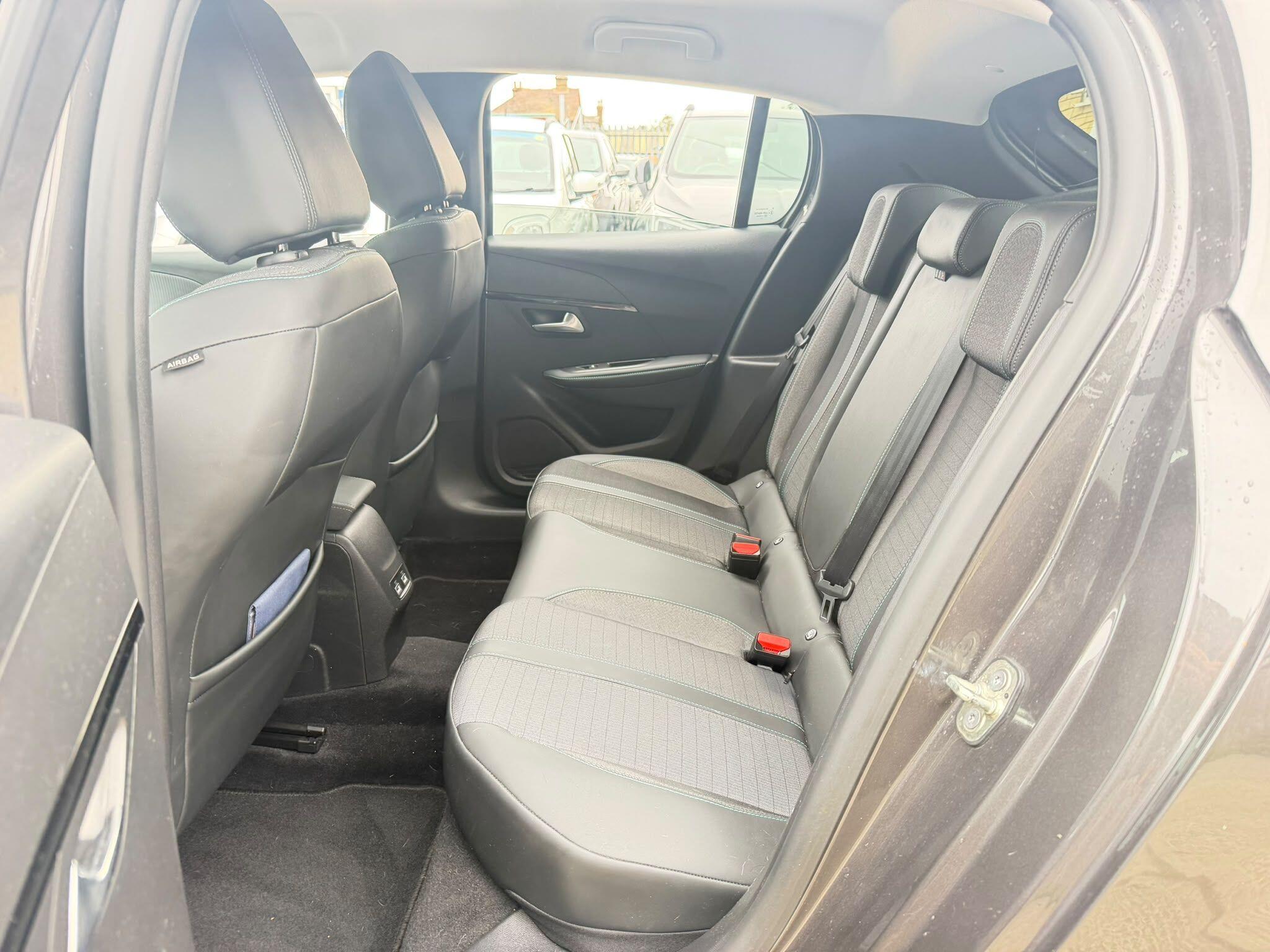 Peugeot 208 view 18