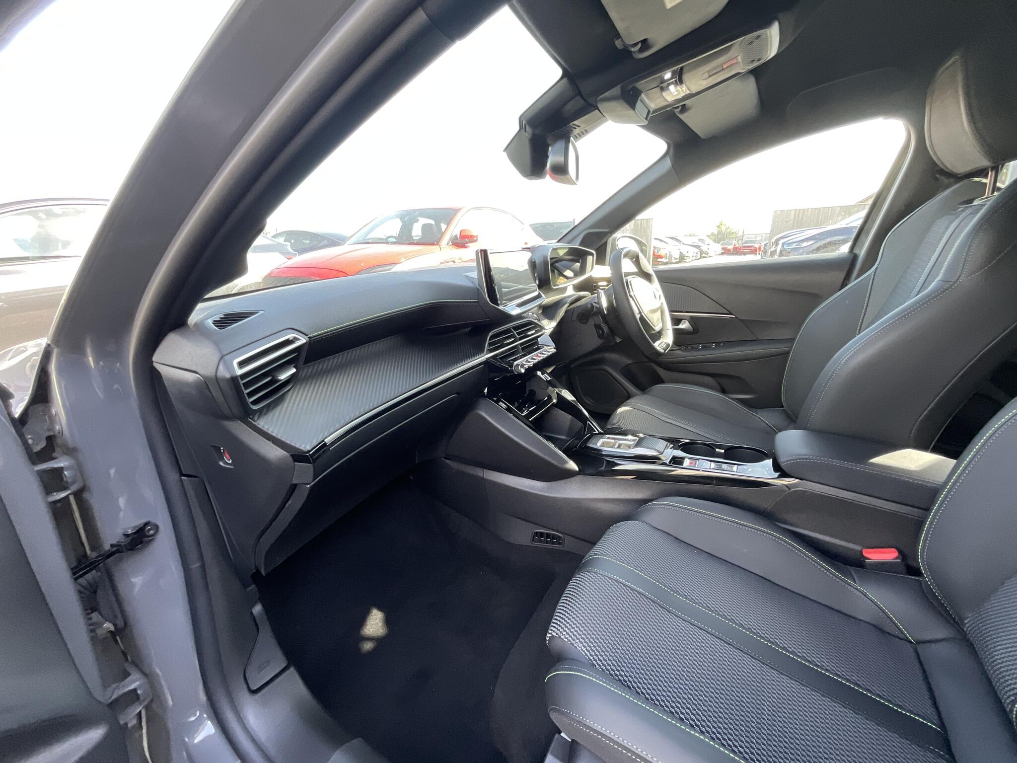 Peugeot 208 view 16