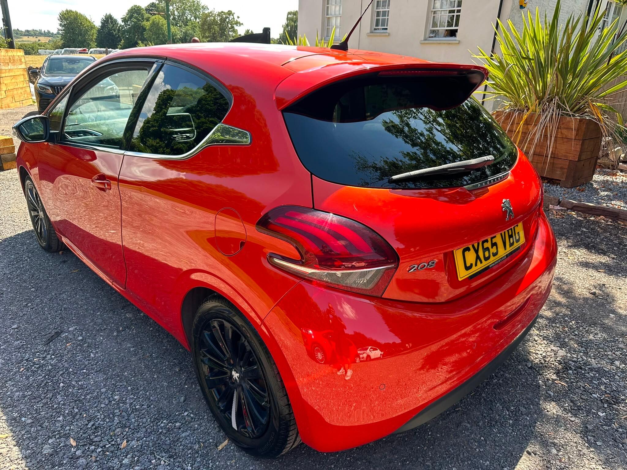 Peugeot 208 view 4