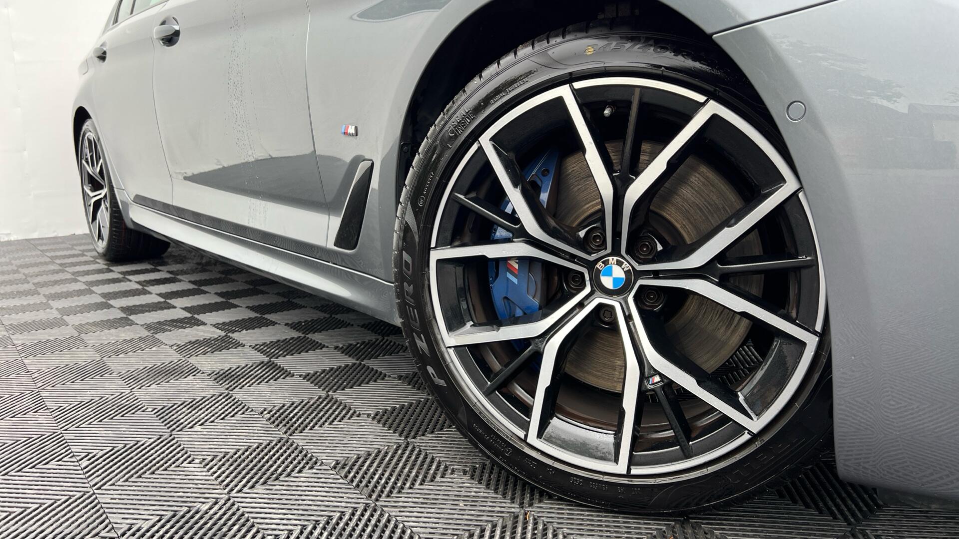BMW 5 Series view 25
