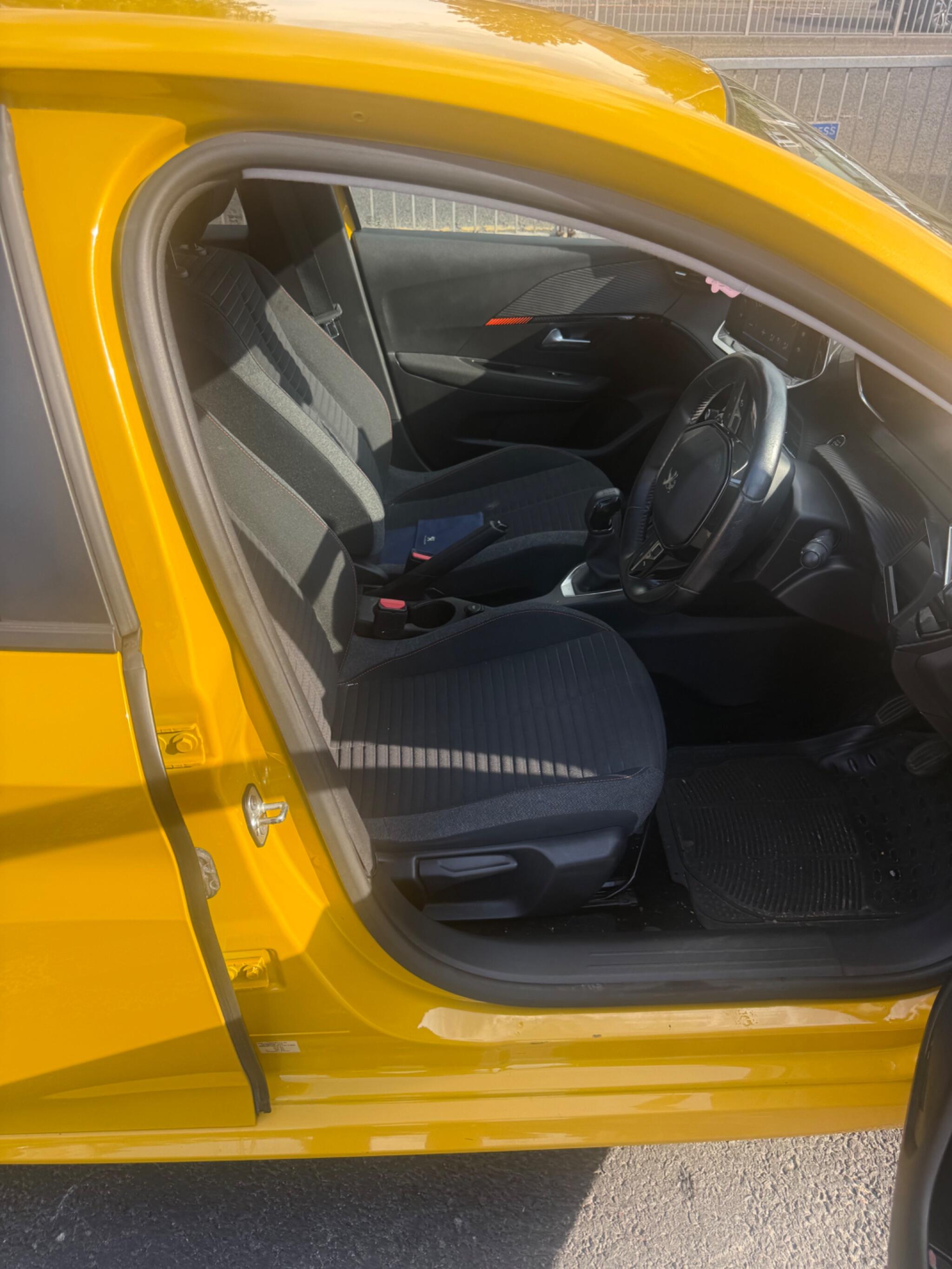 Peugeot 208 view 8