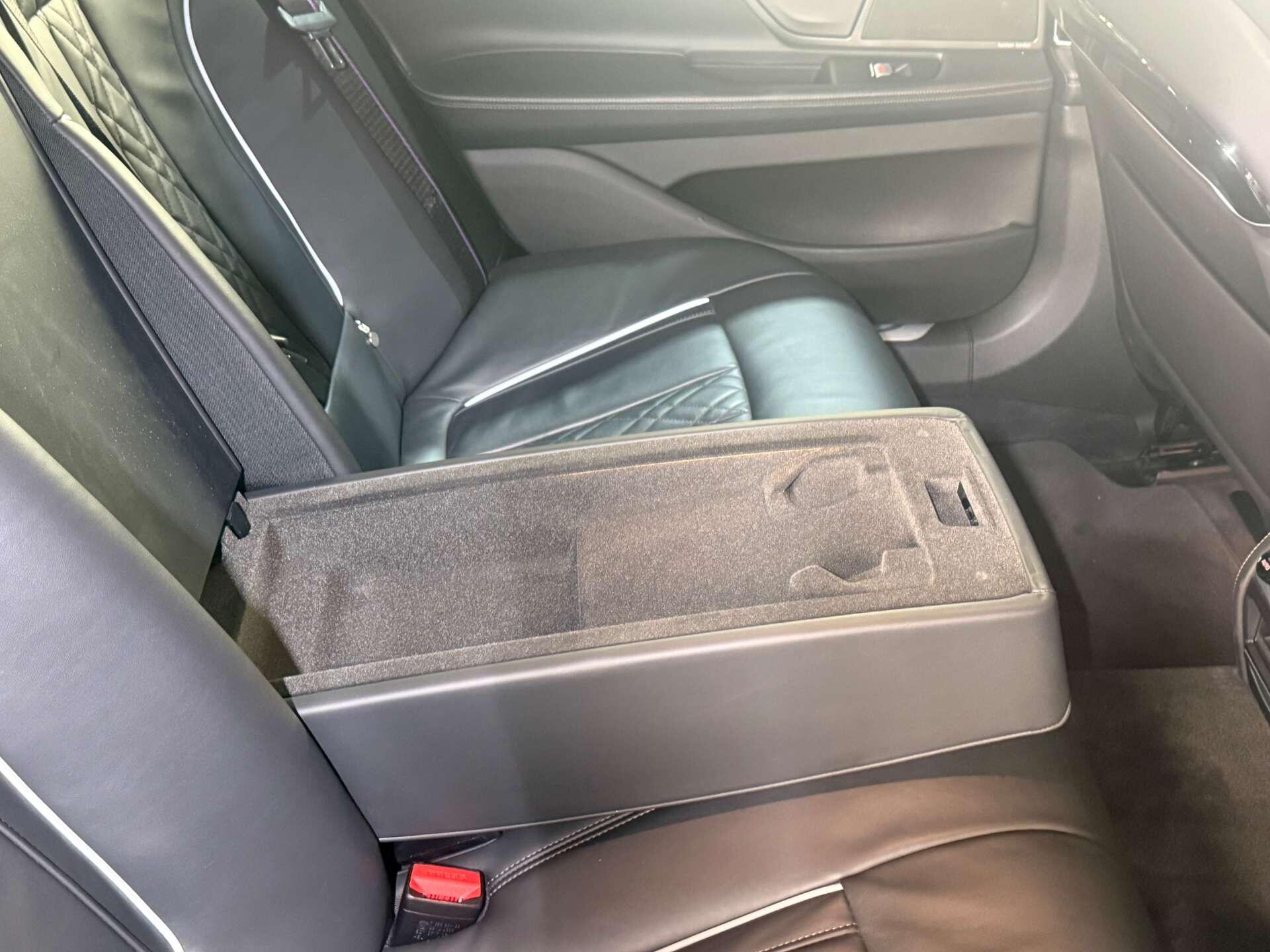 BMW 7 Series view 19