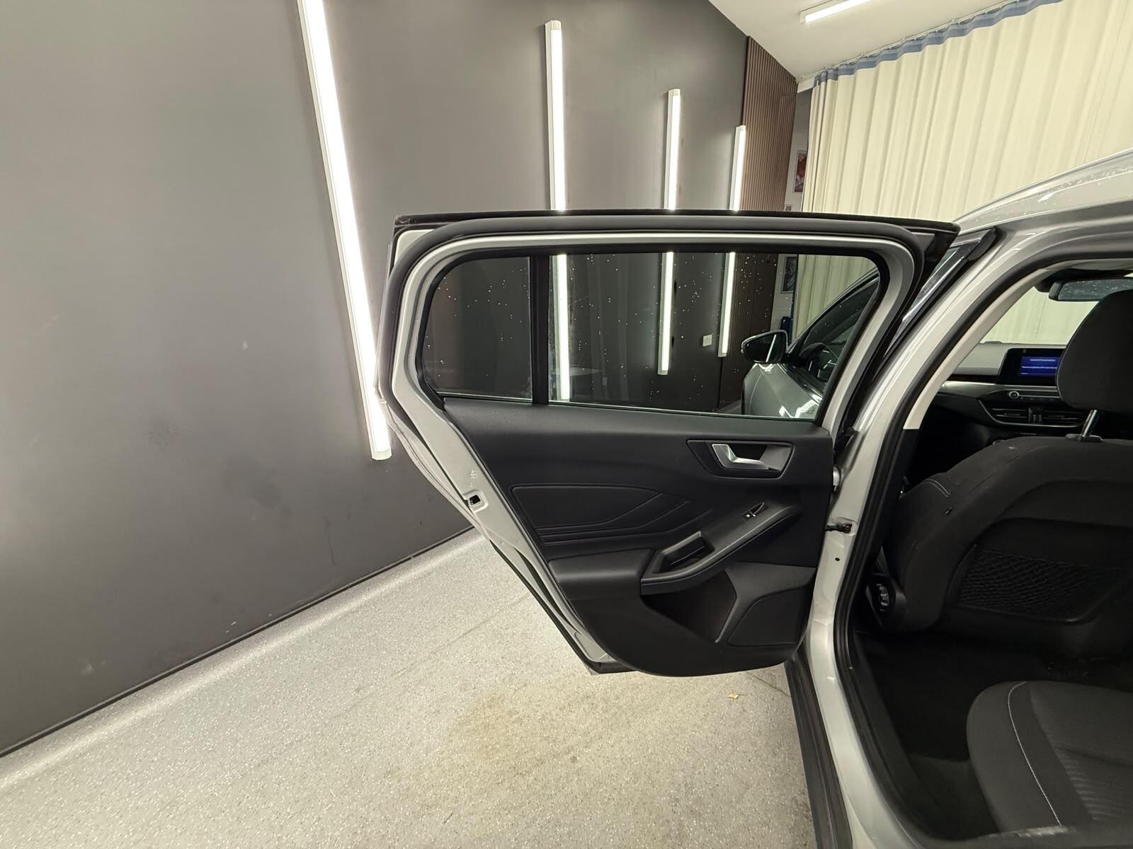 Ford Focus view 16