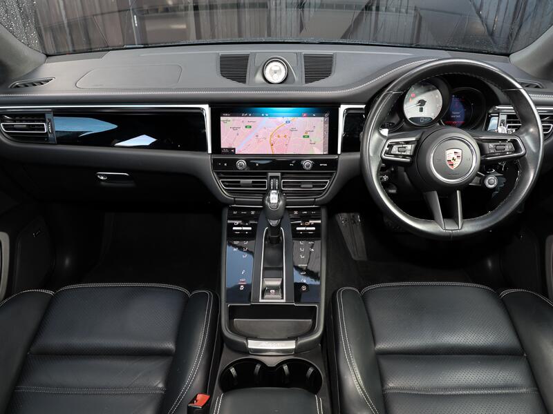 Porsche Macan view 3