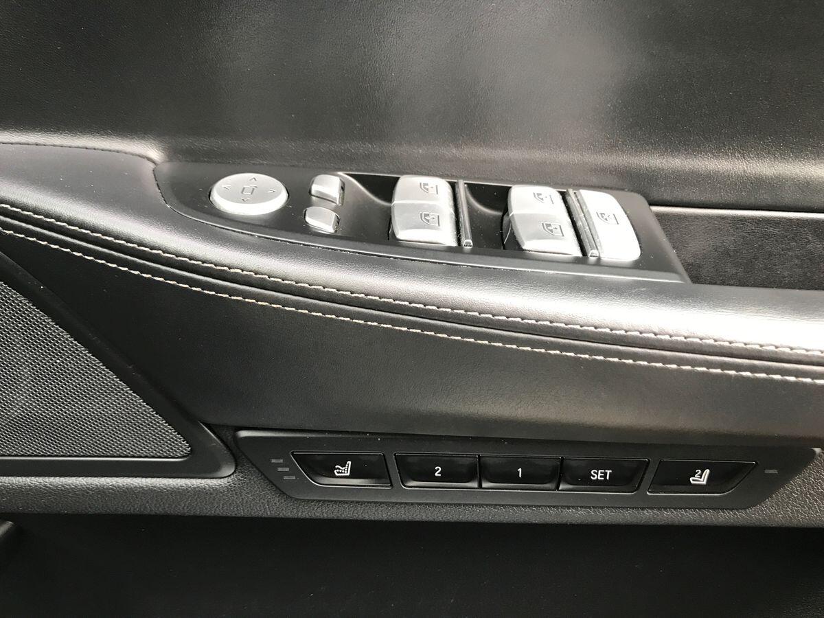 BMW 7 Series view 25