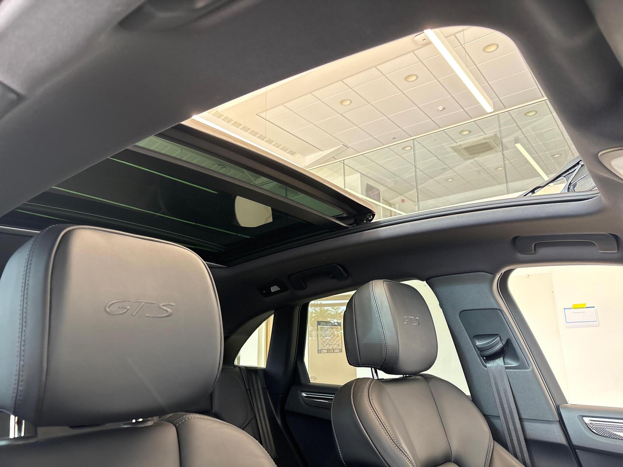 Porsche Macan view 24