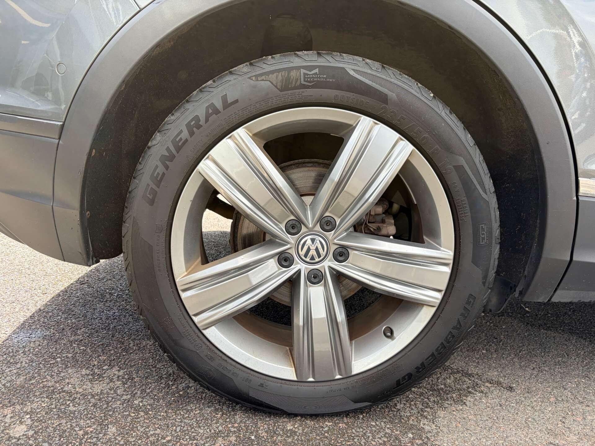 Volkswagen Tiguan view 13