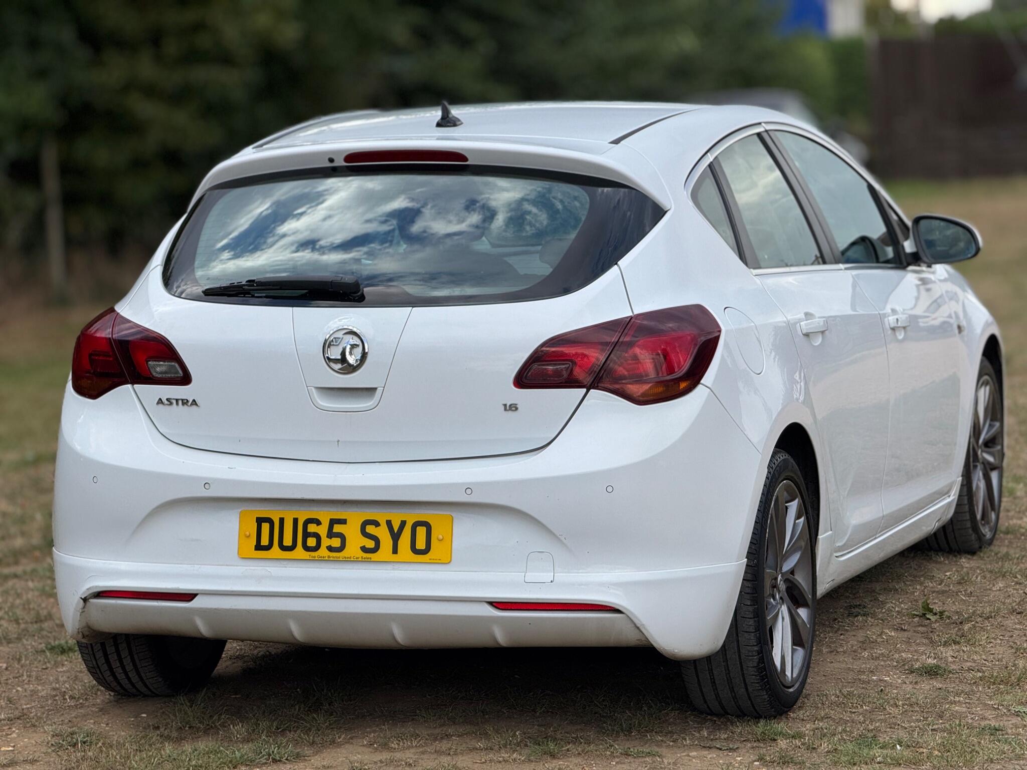 2015 Vauxhall Astra 1.6i Tech Line GT Euro 6 5dr image 12
