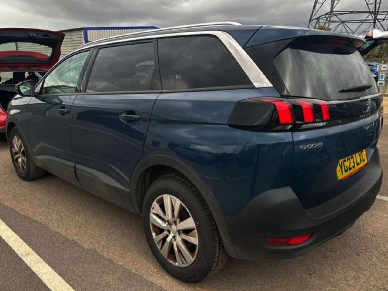 Peugeot 5008 view 3