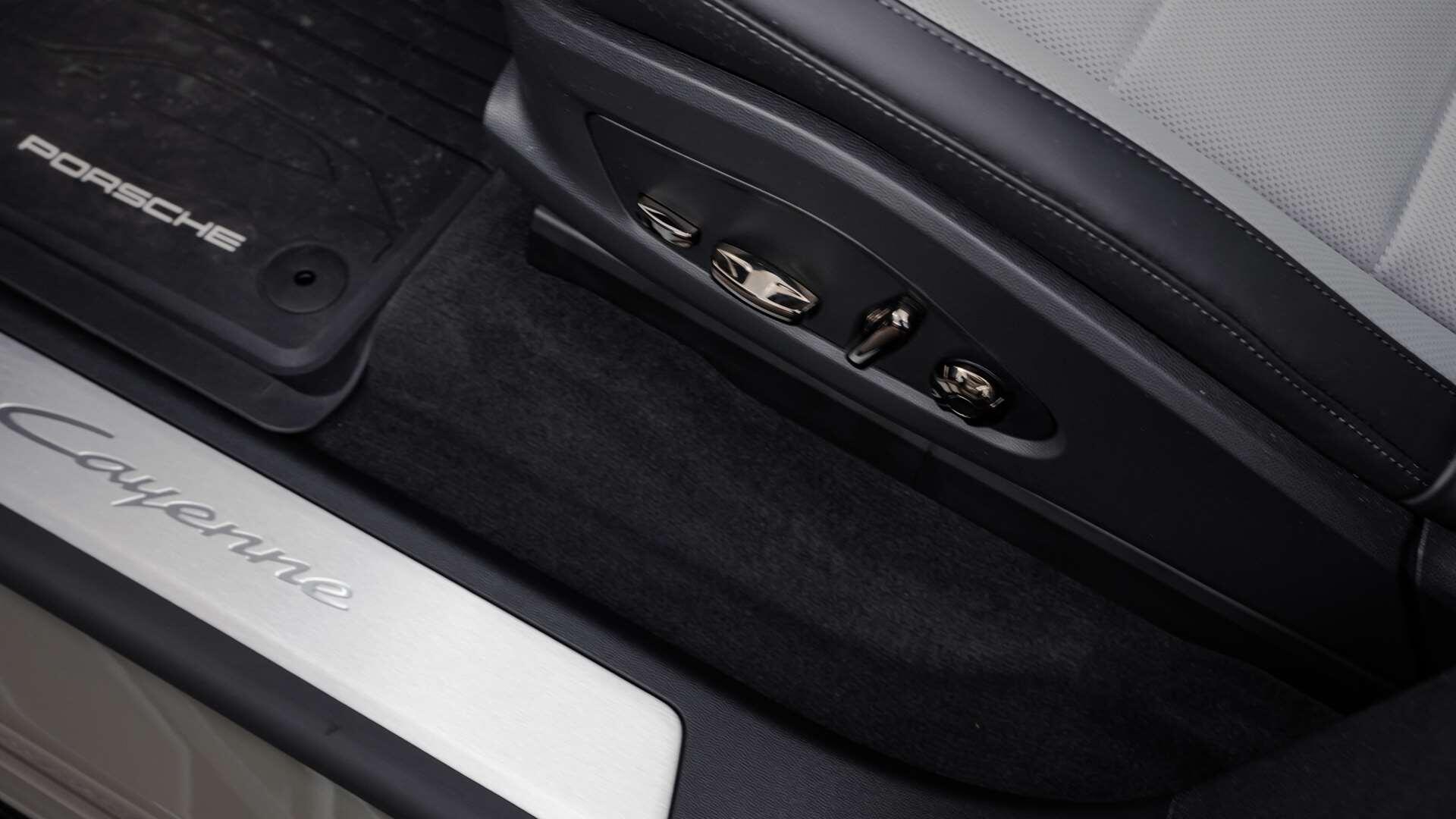 Porsche Cayenne view 36