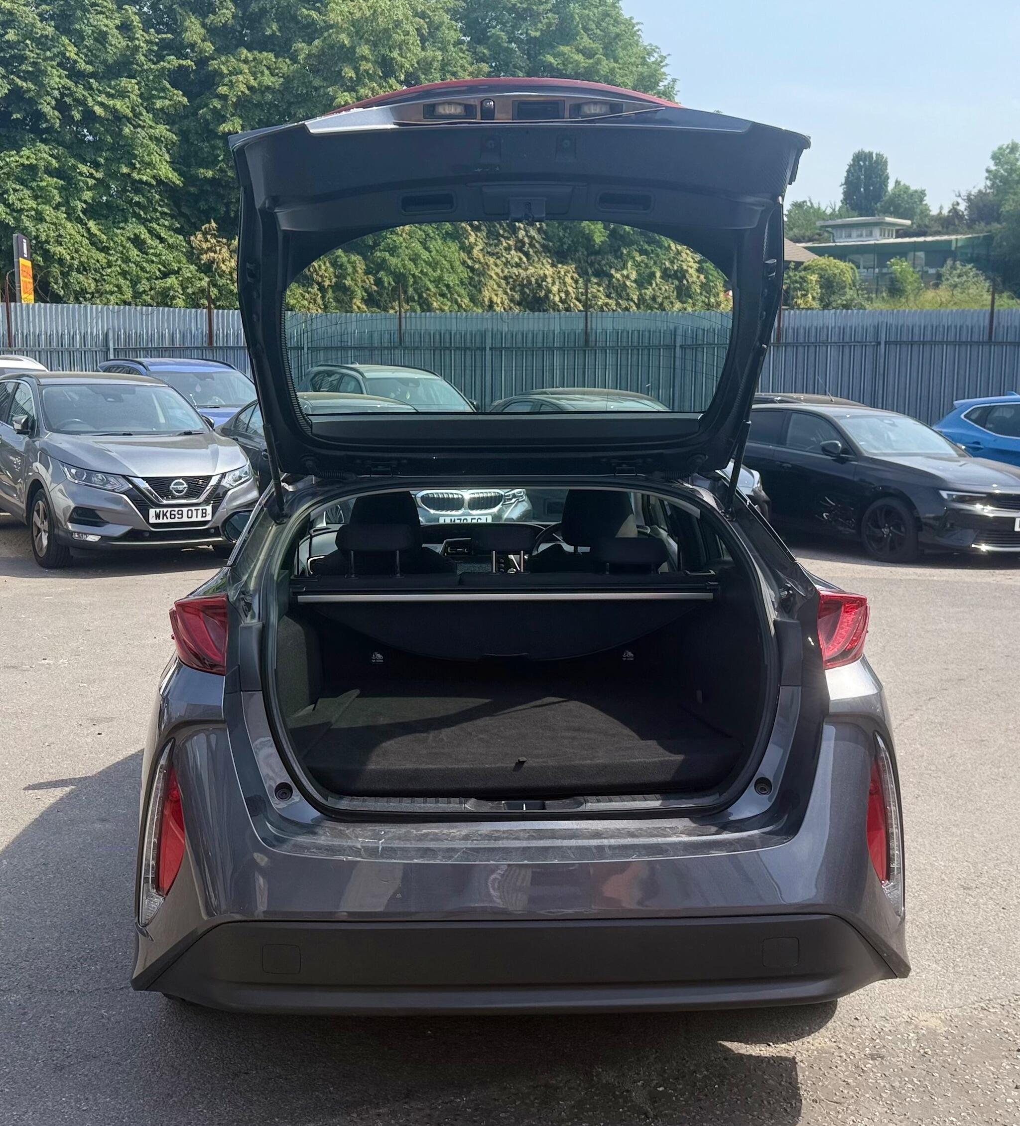 Toyota Prius view 25