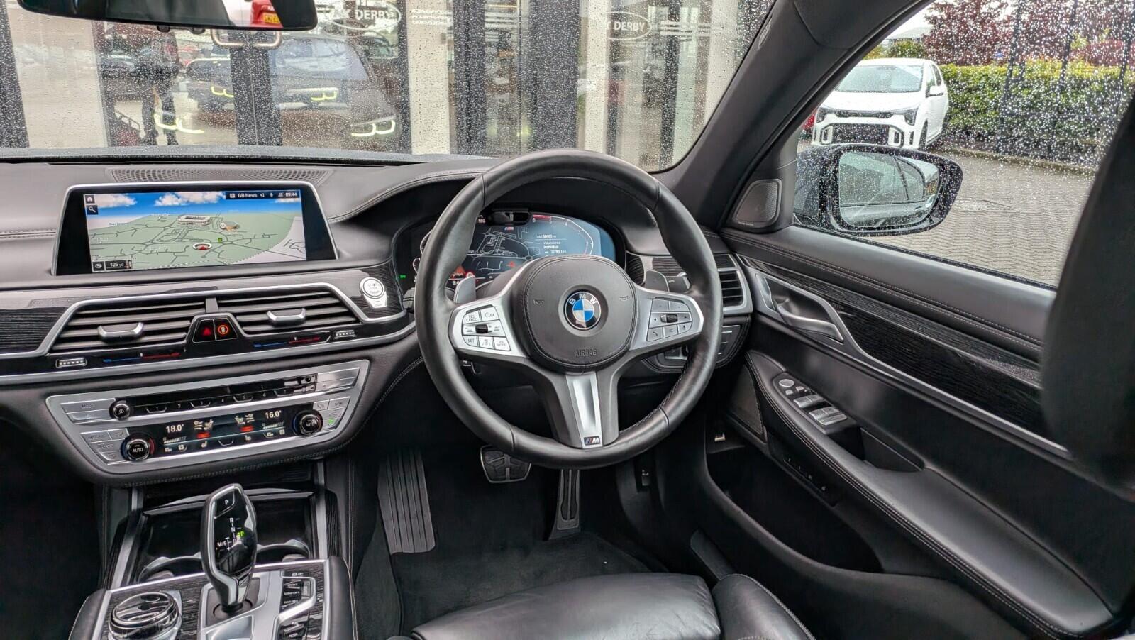 BMW 7 Series view 19