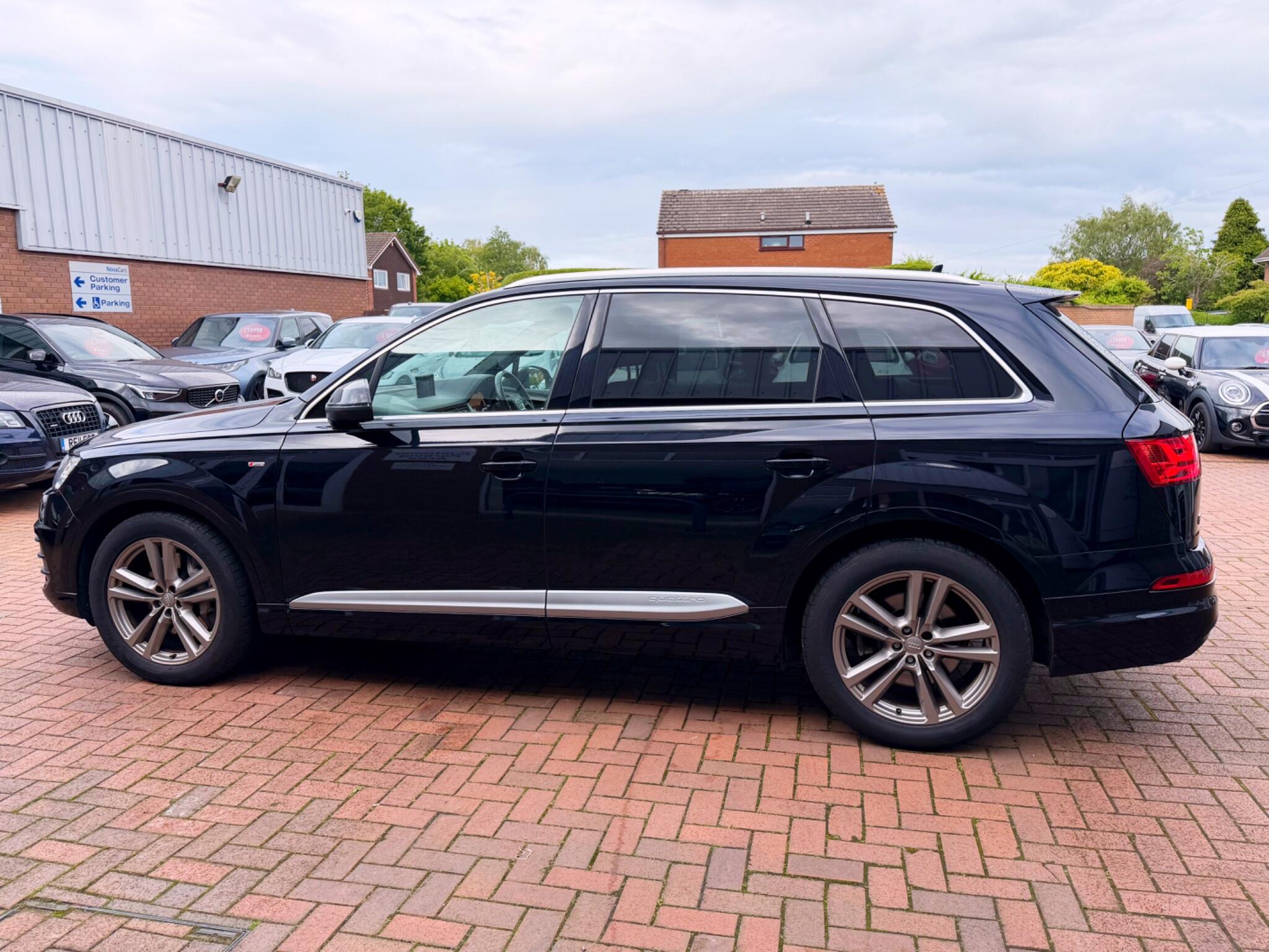 Audi Q7 view 32