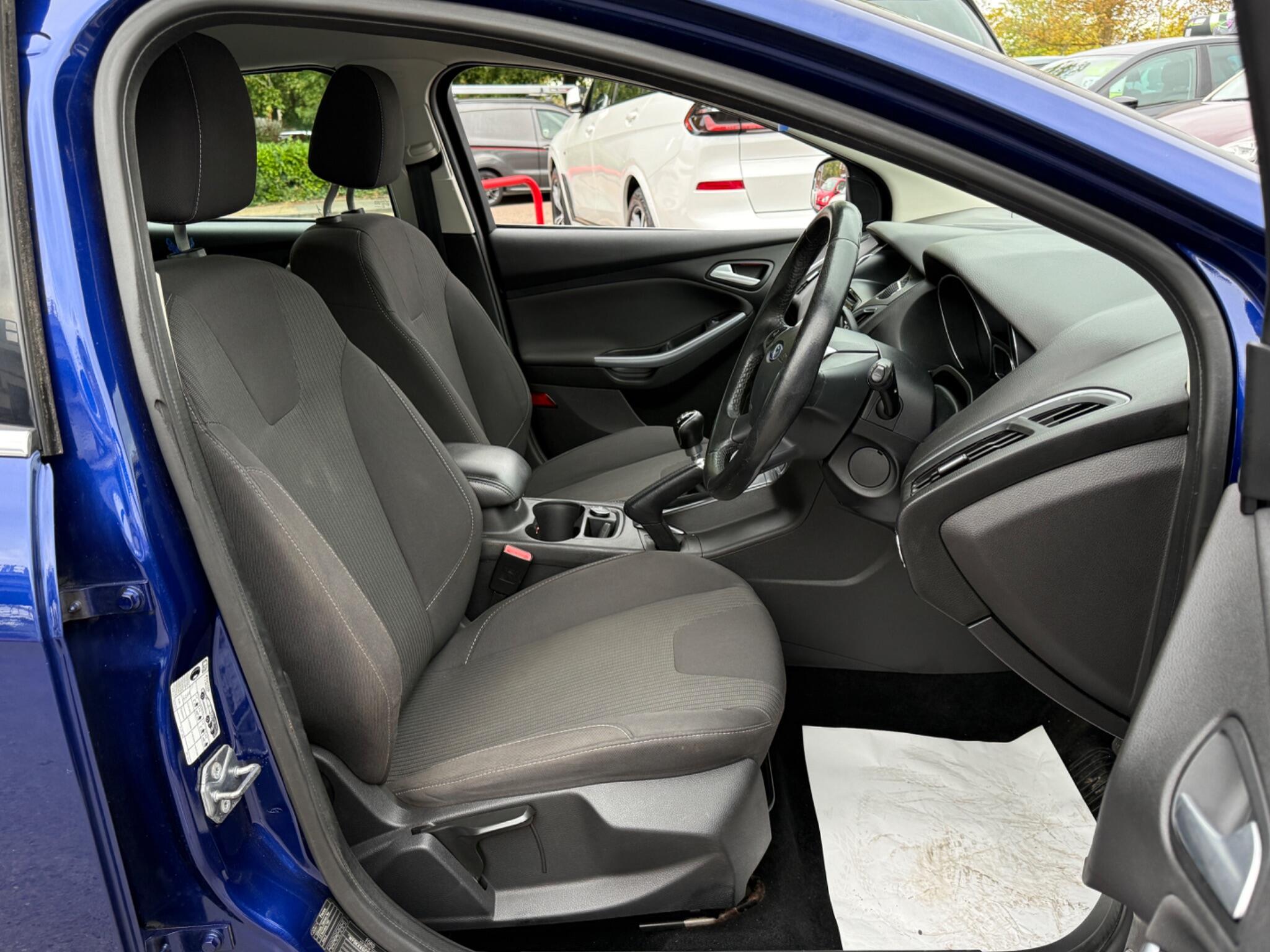 Ford Focus - Image 27