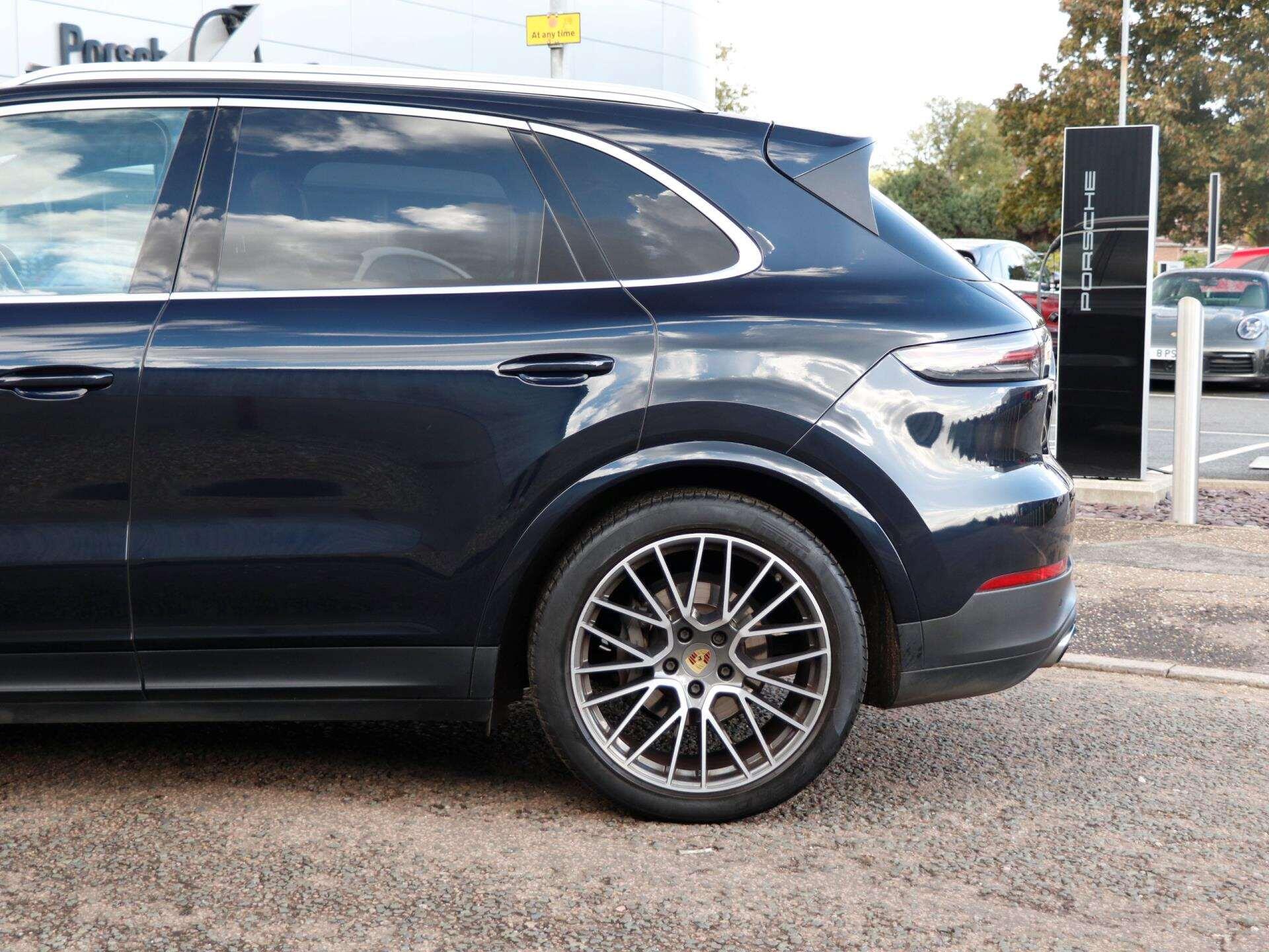 Porsche Cayenne view 31