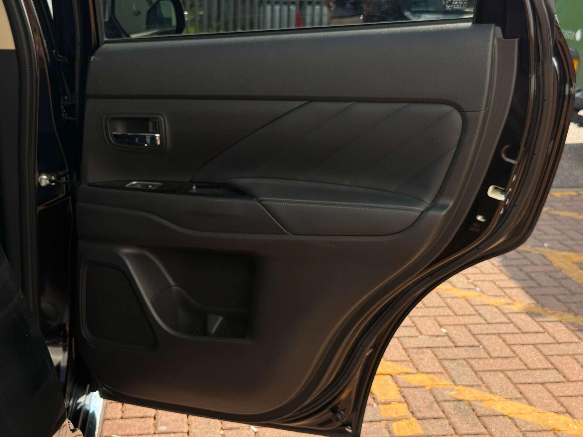 Mitsubishi Outlander view 19