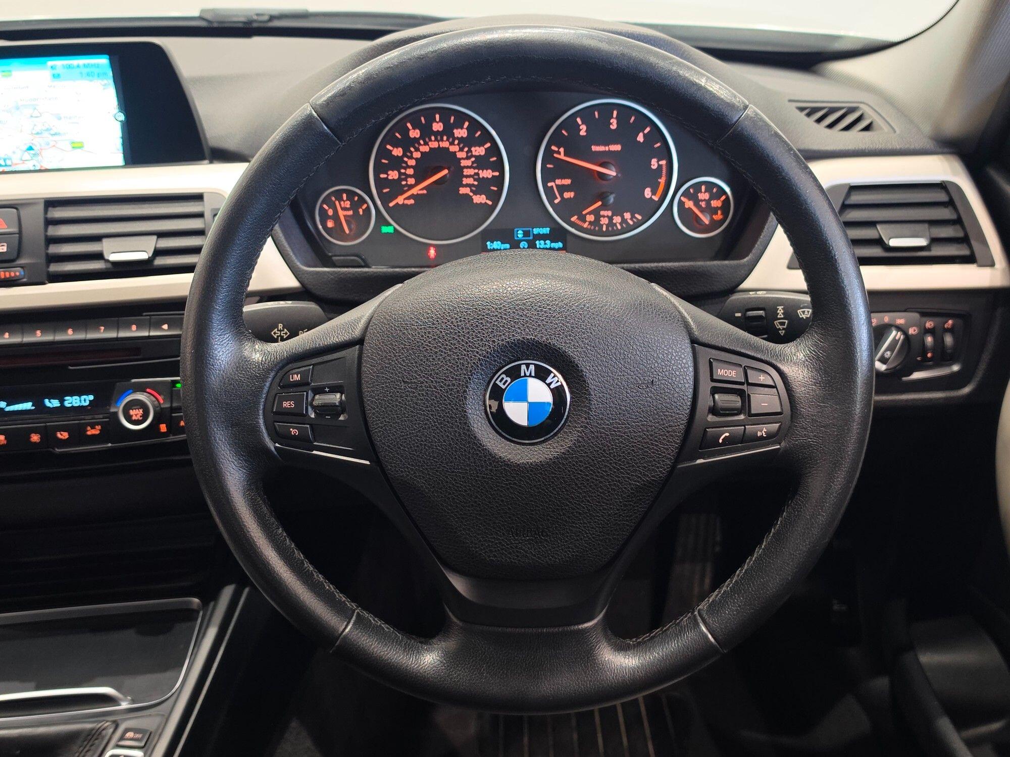 BMW 3 Series view 24