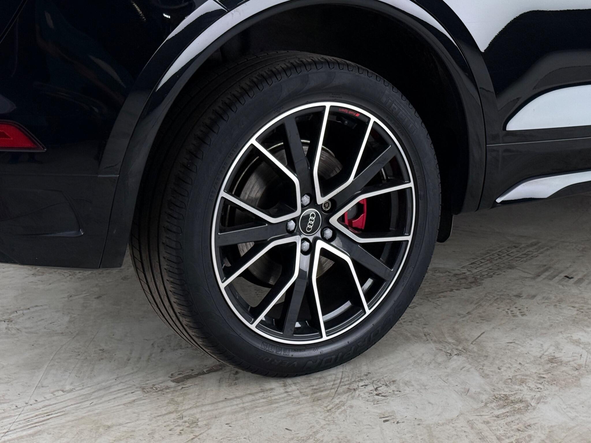Audi Q5 view 9
