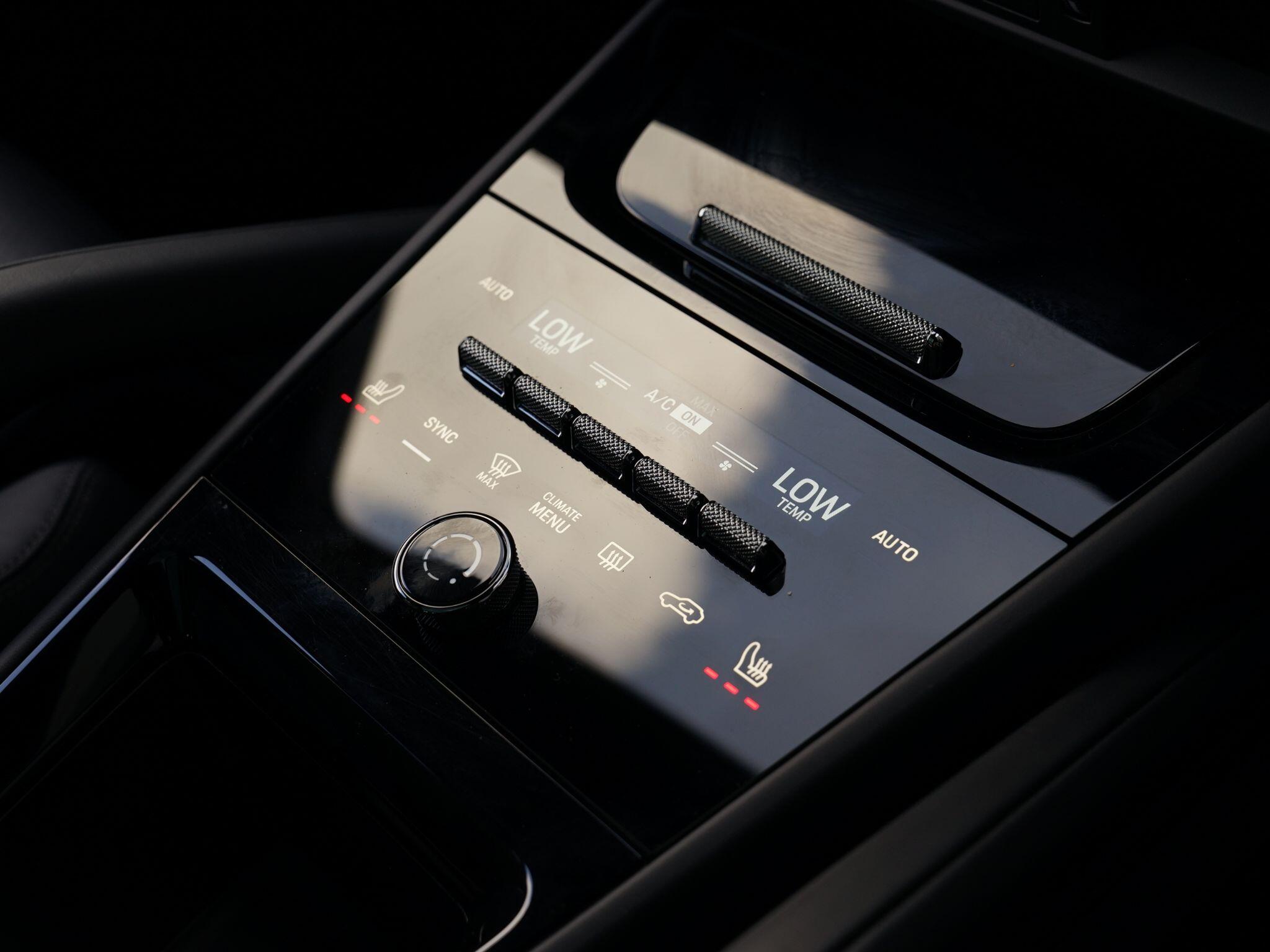Porsche Cayenne view 80