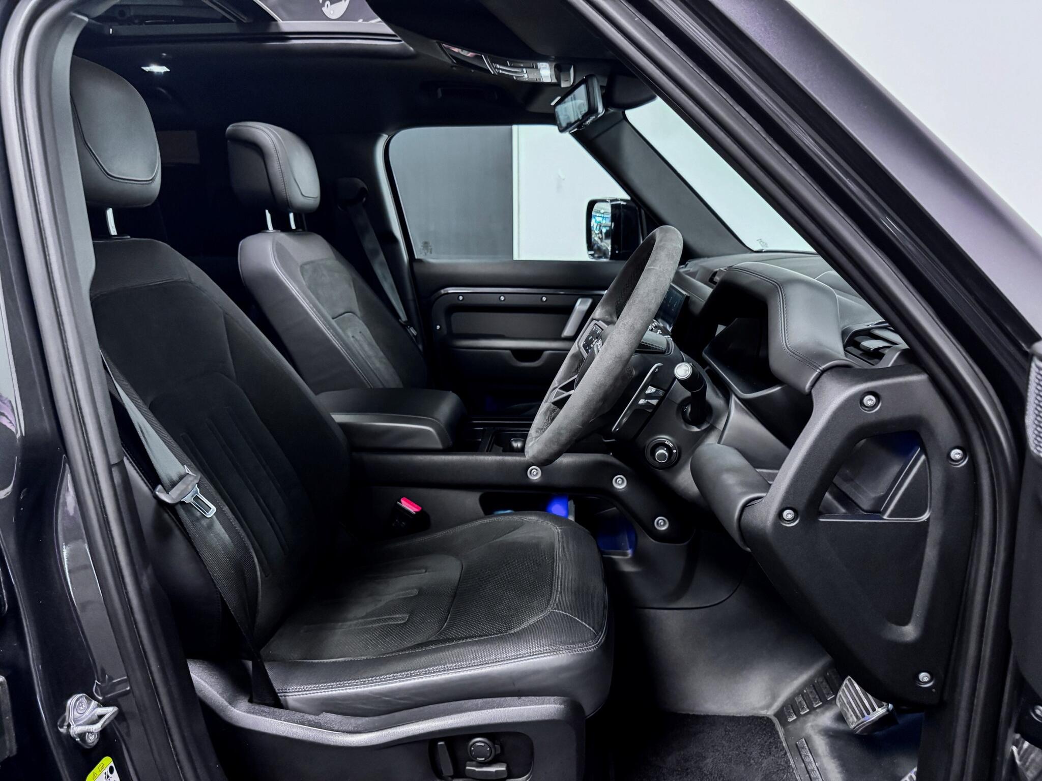 Land Rover Defender 110 view 30