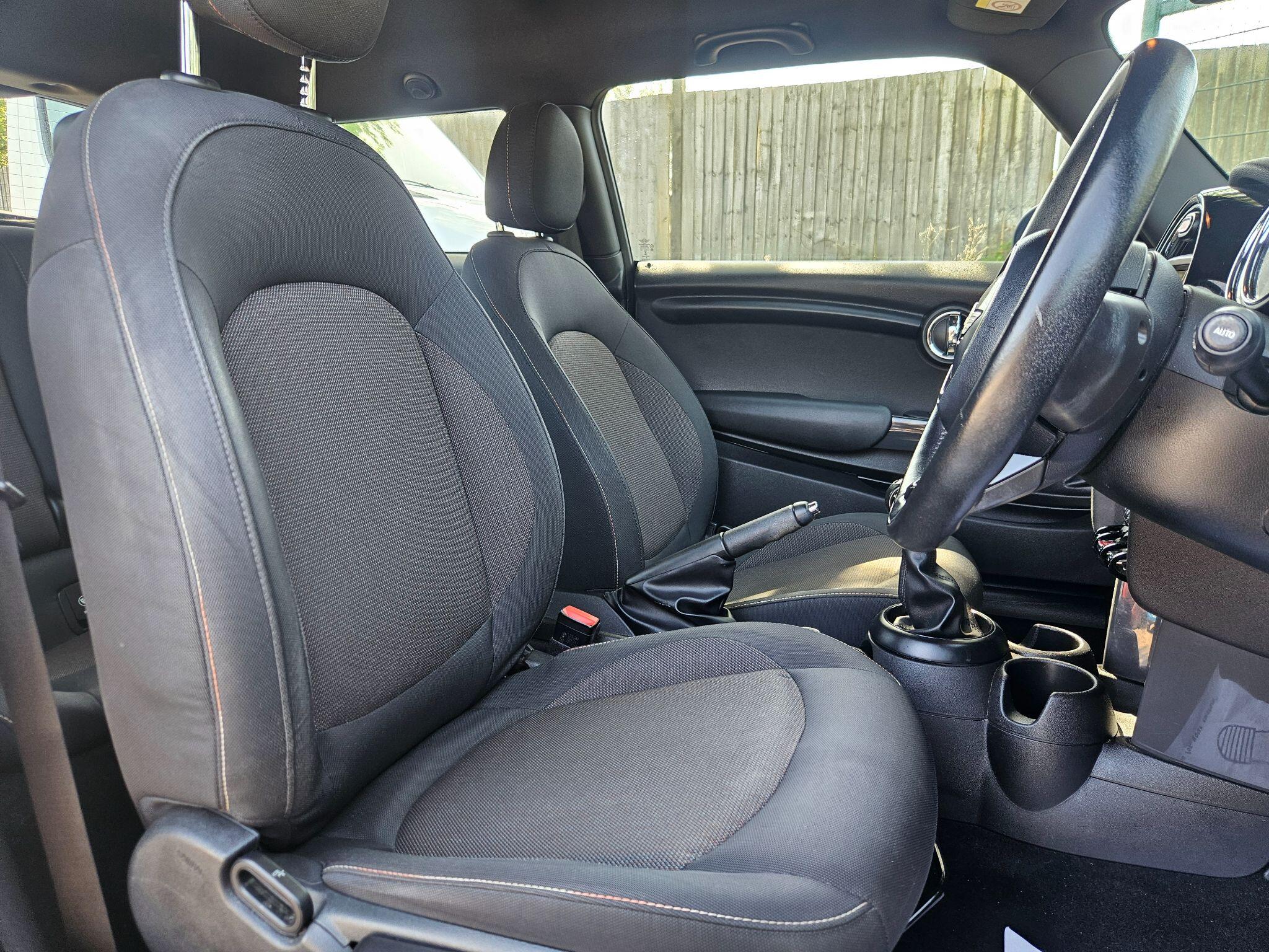 2018 MINI Hatch image 18