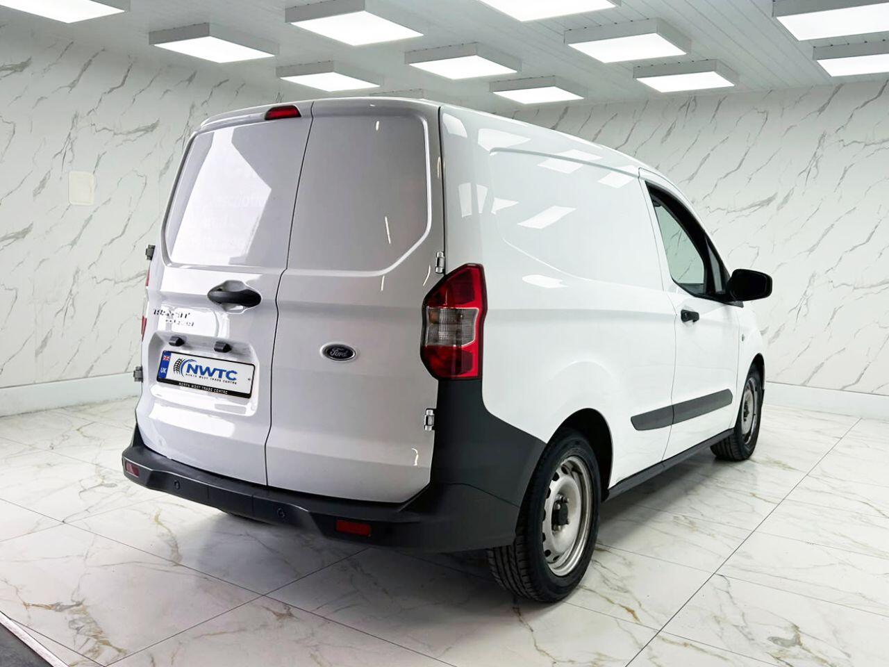 Ford Transit Courier view 9