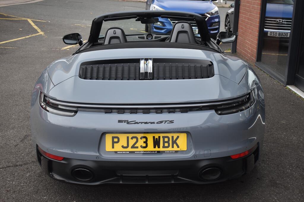 Porsche 911 view 7
