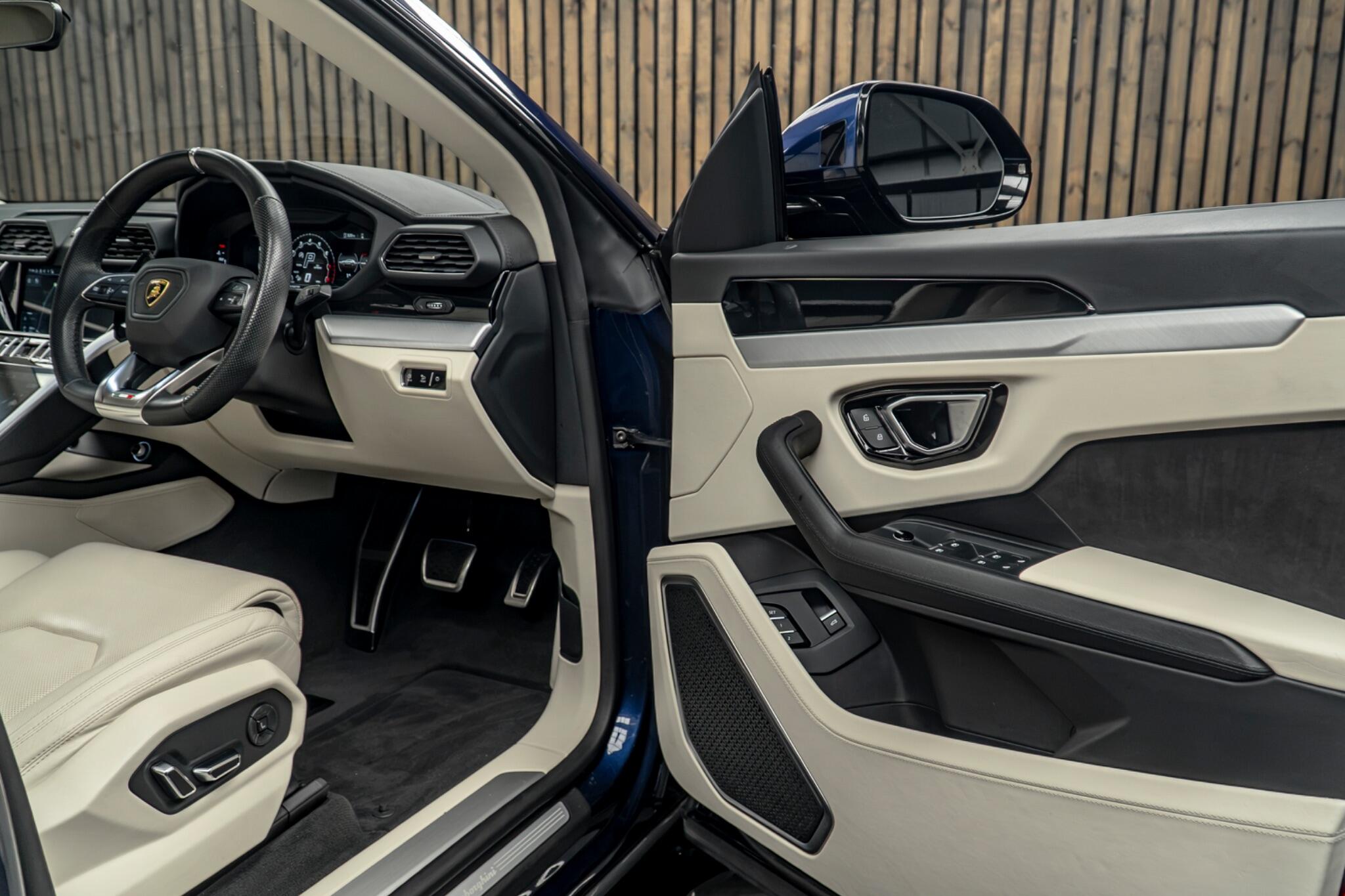 Lamborghini Urus view 32