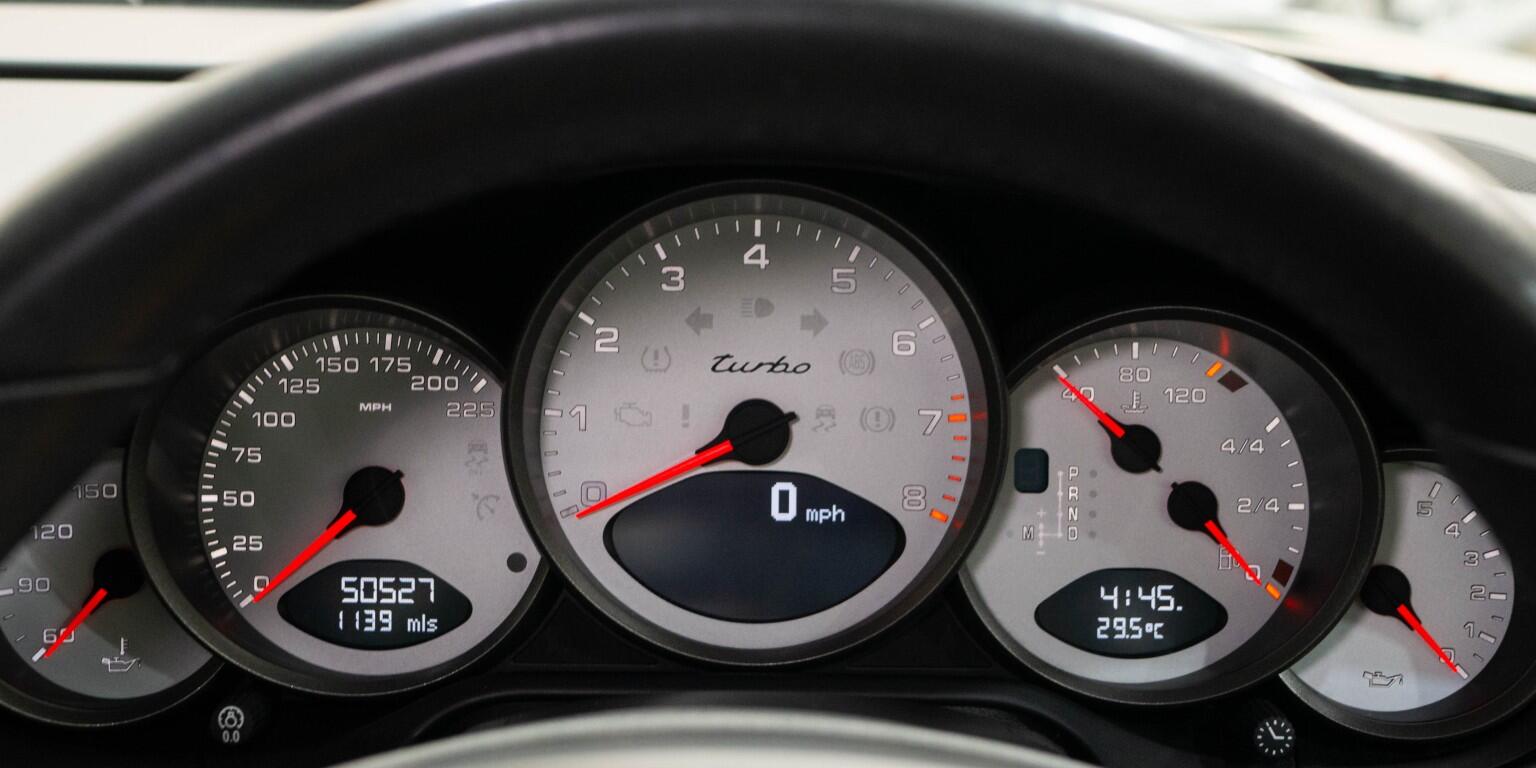 Porsche 911 view 34