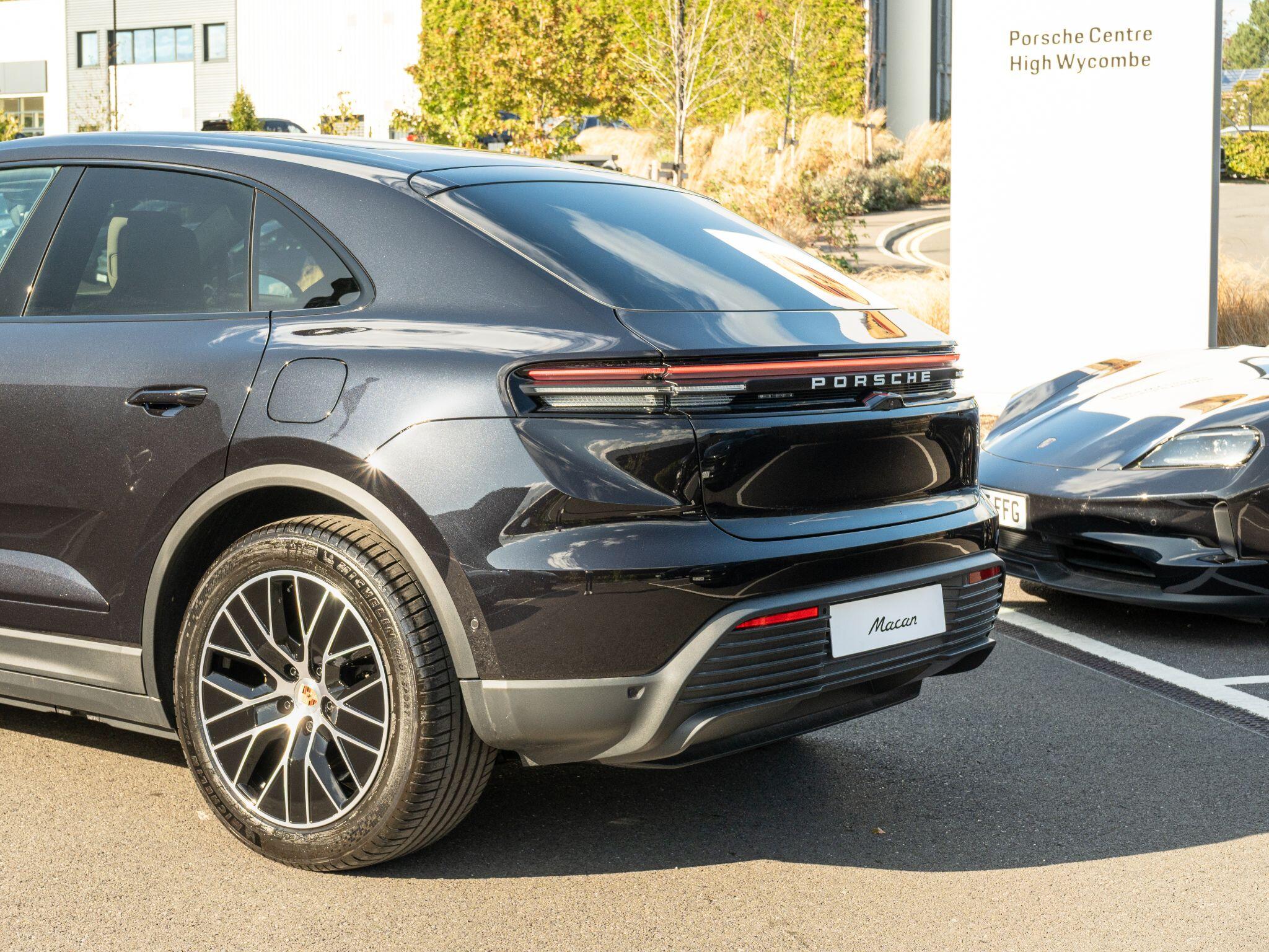 Porsche Macan view 10
