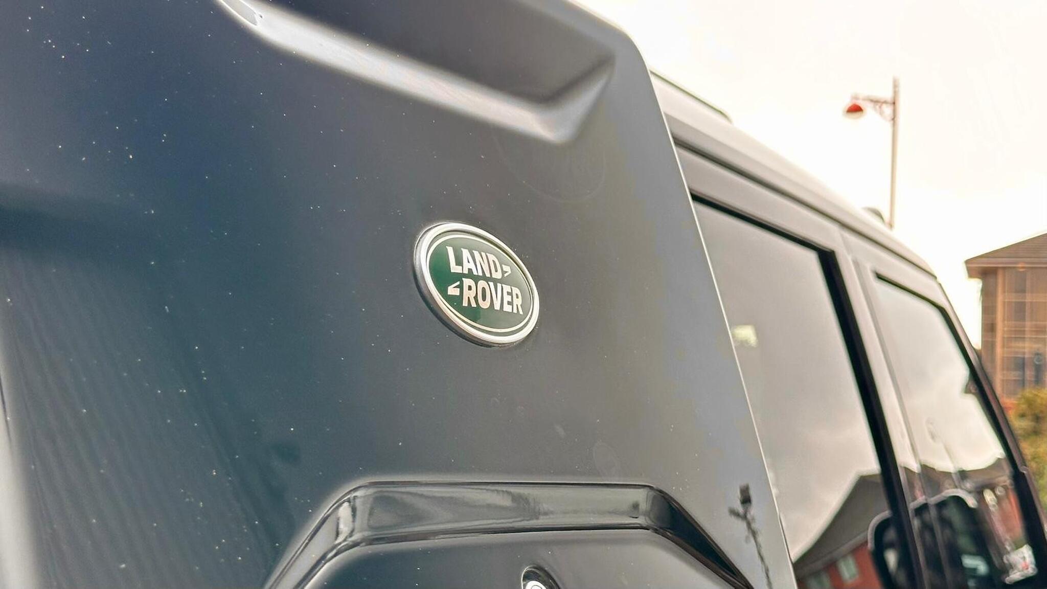 Land Rover Defender 110 view 22