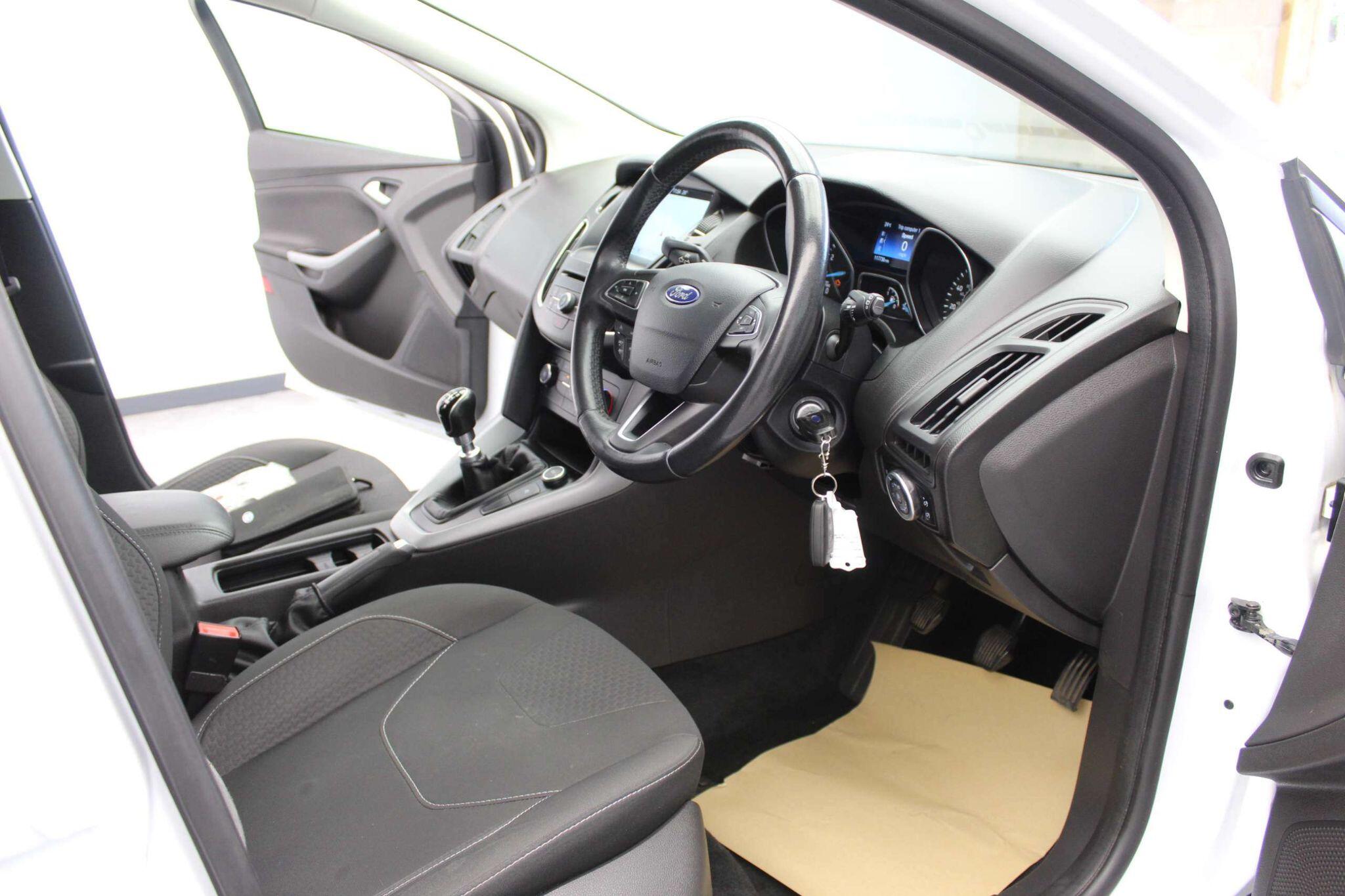 Ford Focus view 13