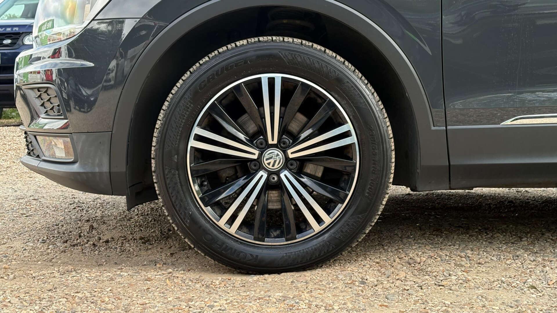 Volkswagen Tiguan view 45