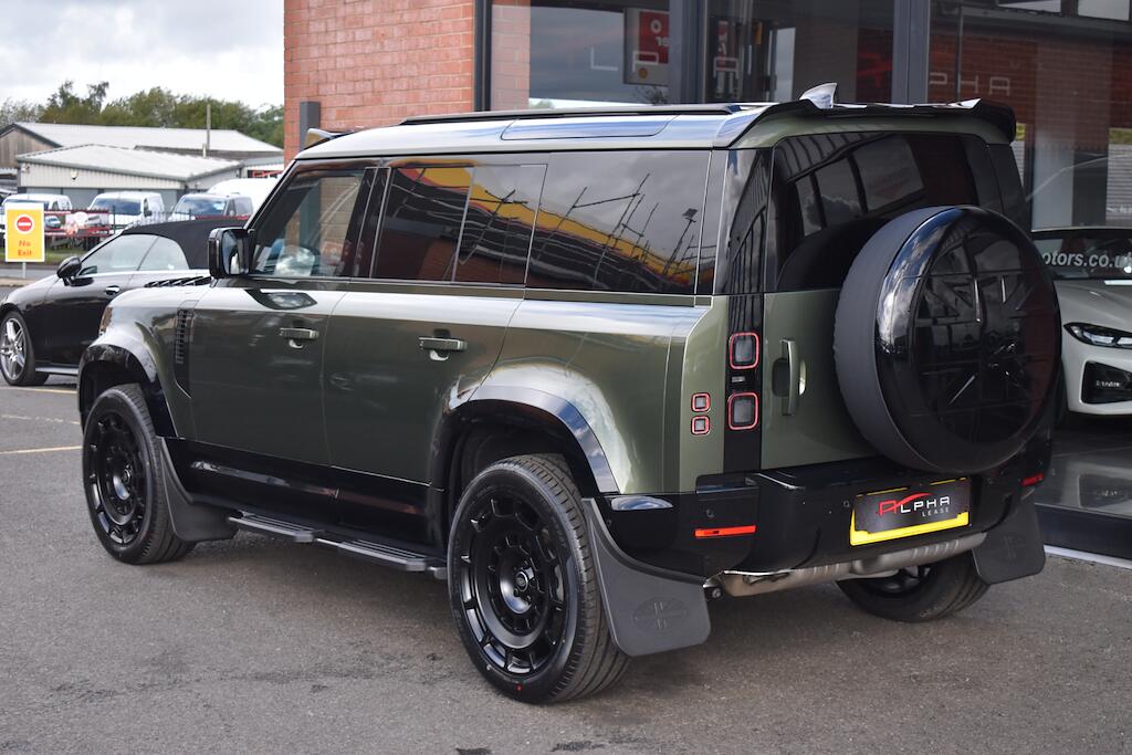 Land Rover Defender 110 view 18