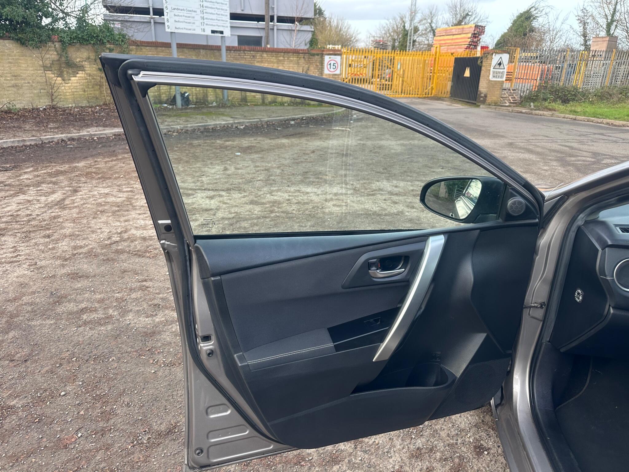 2014 Toyota Auris image 25