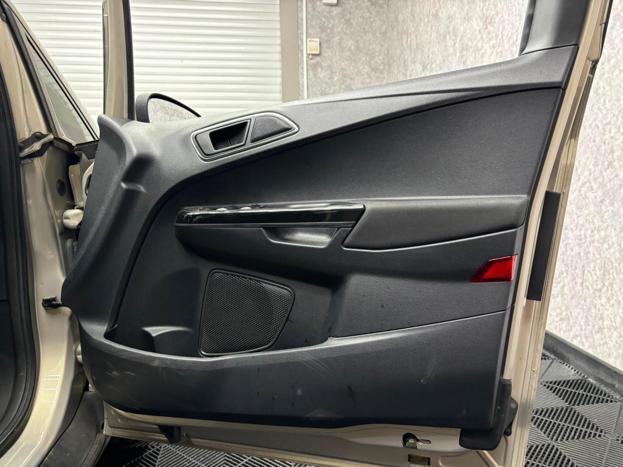 Ford B-Max view 15