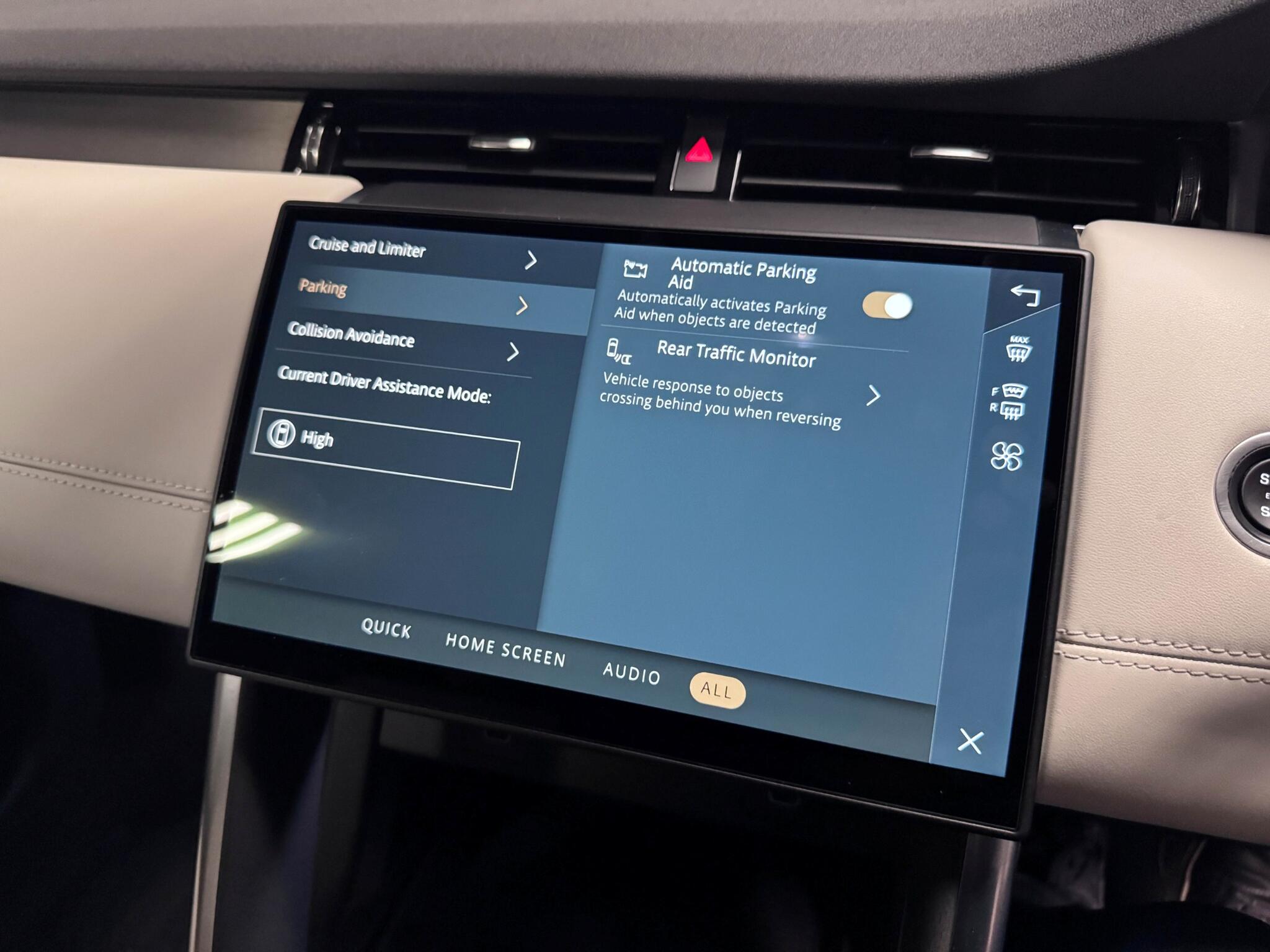 Land Rover Discovery Sport view 59