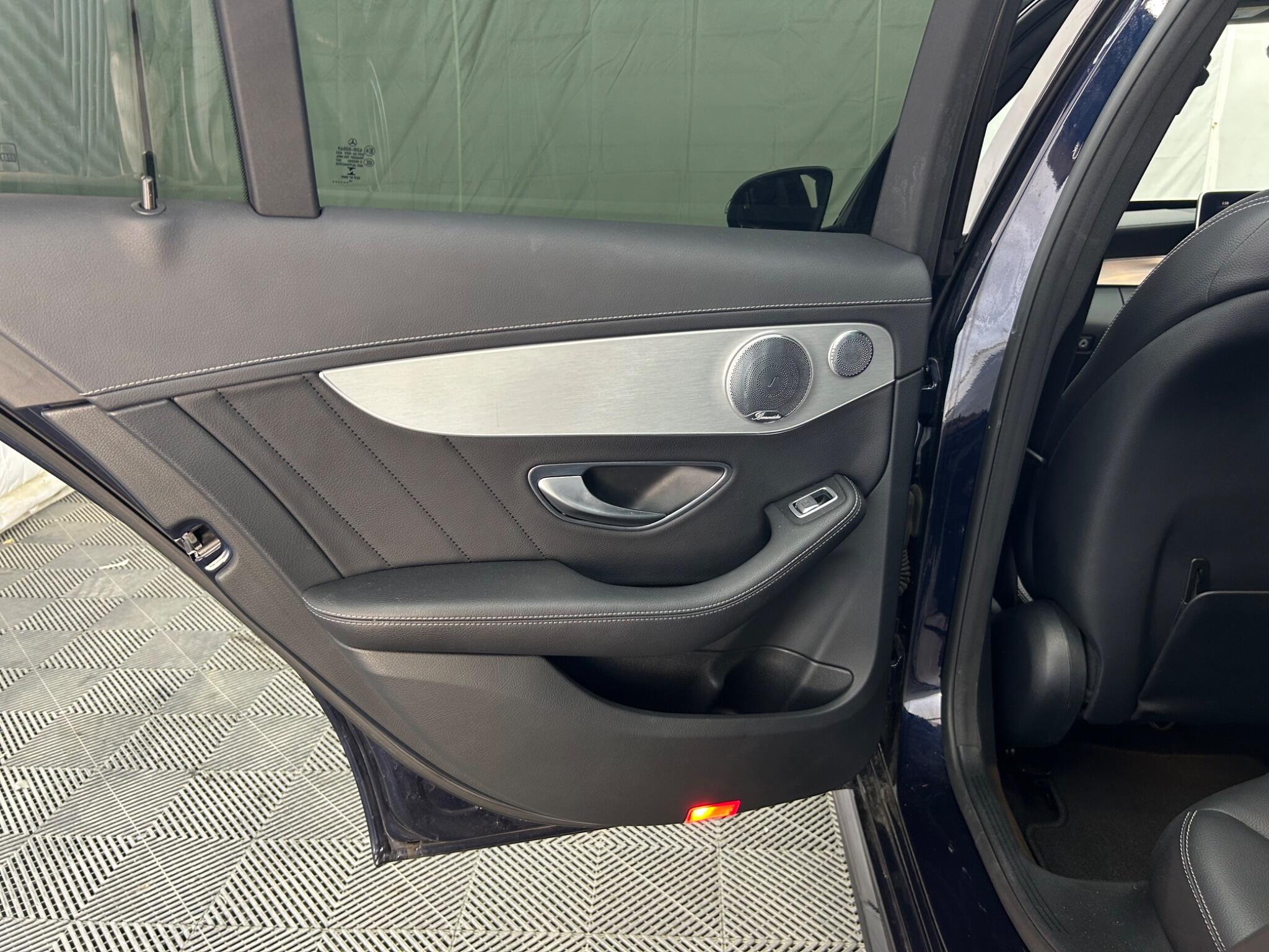 Mercedes-Benz C Class view 37