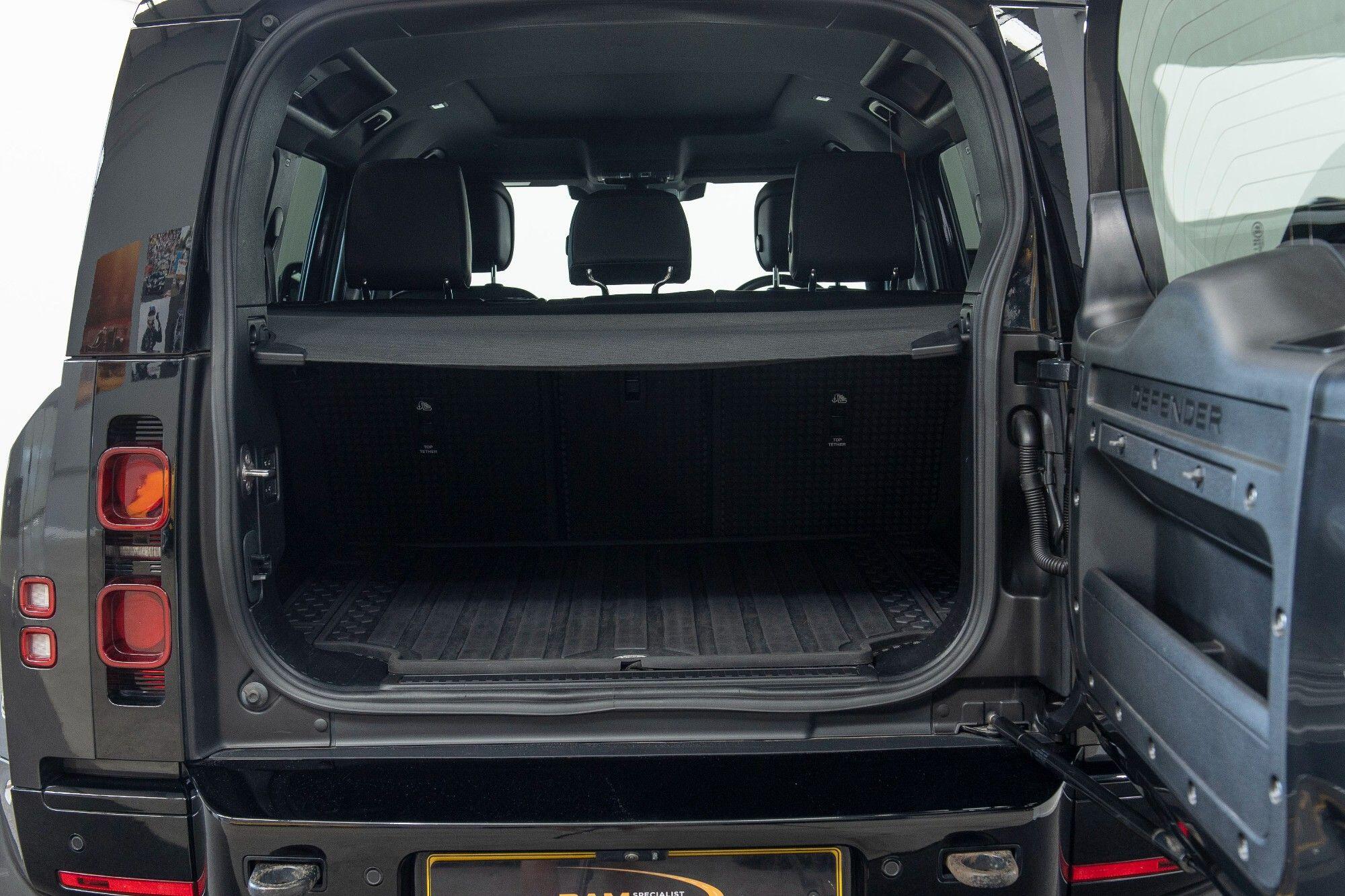 Land Rover Defender 110 view 36