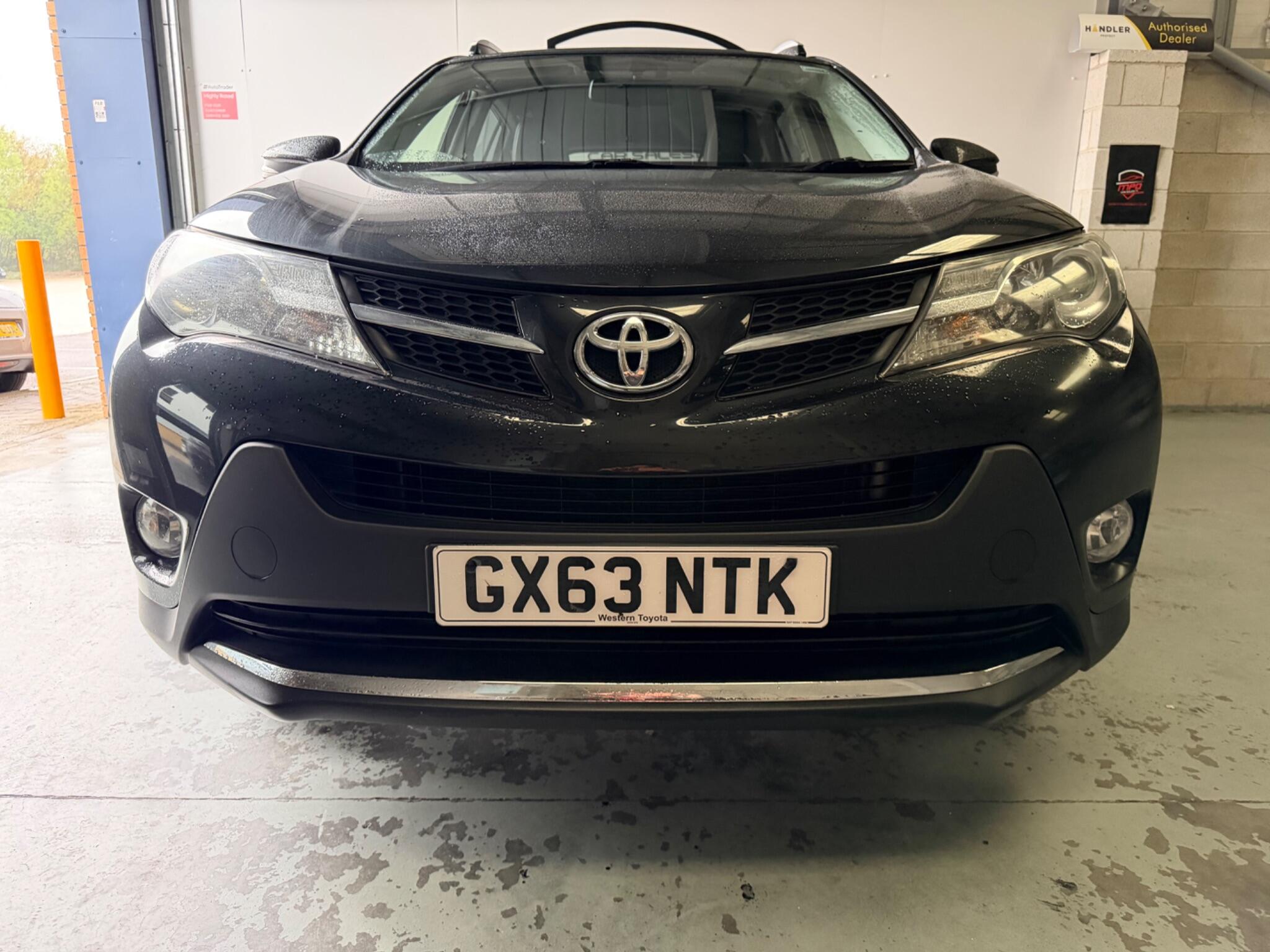 Toyota RAV4 view 4